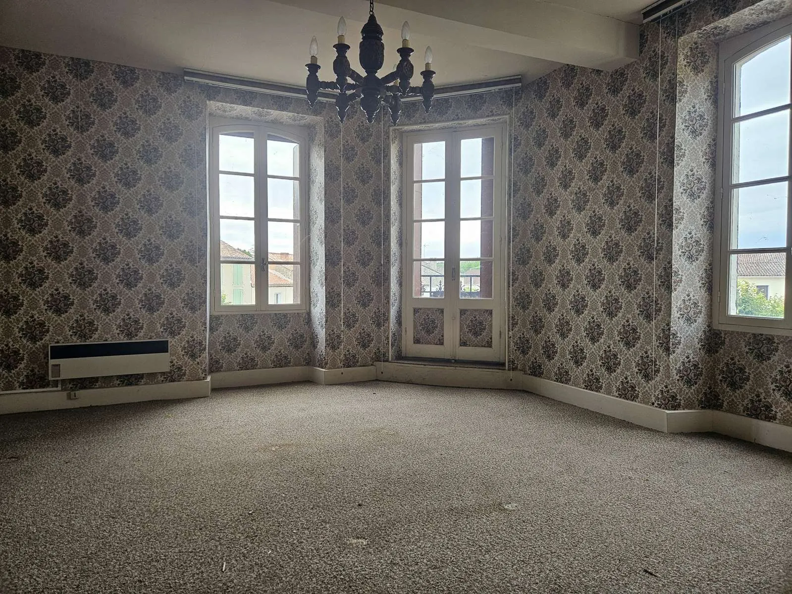 Maison de ville à rénover de 180 m² à Sos (47) avec 7 pièces, idéal investissement 