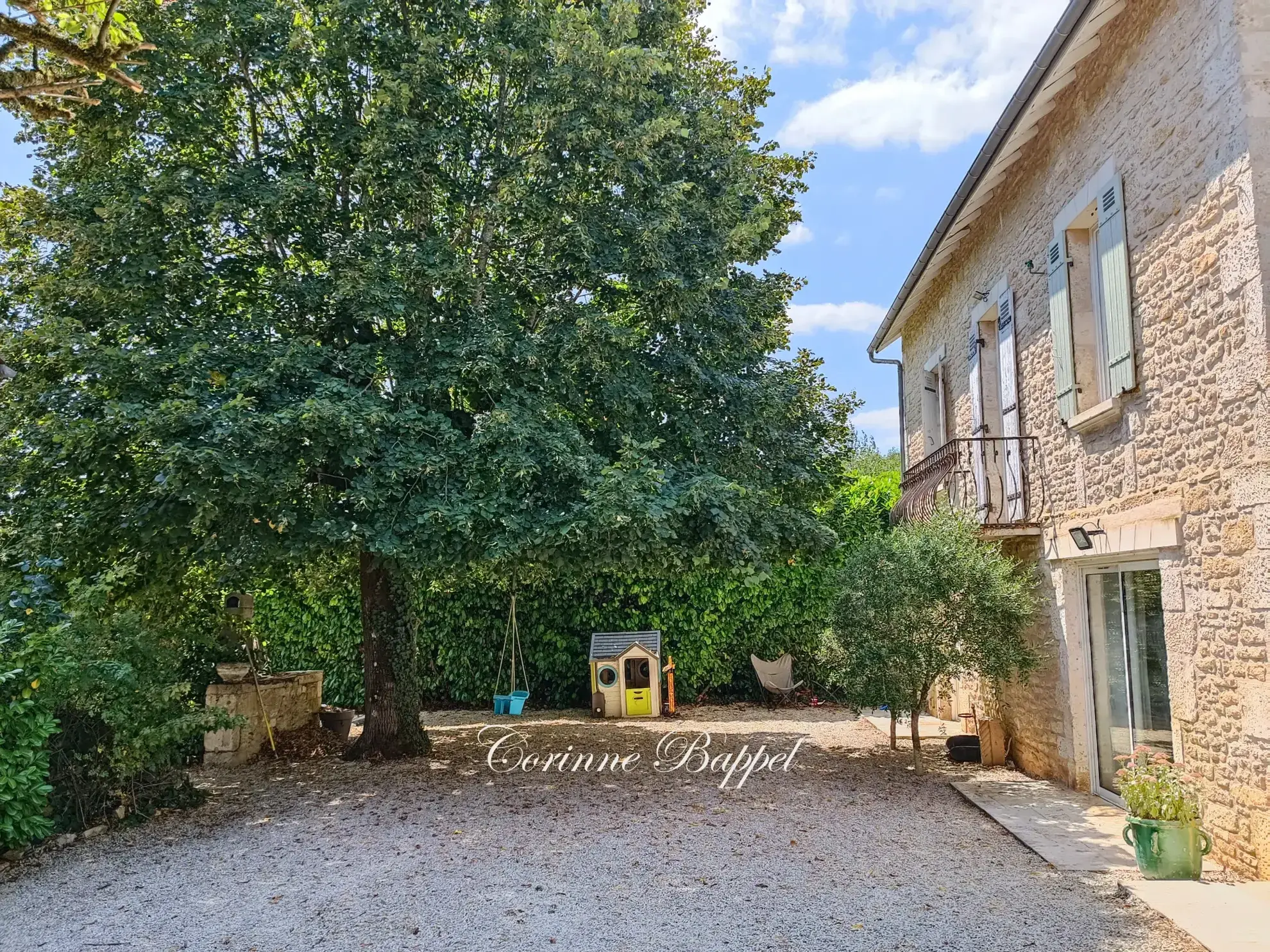 Belle maison en pierre avec piscine, 4 chambres, proche Périgueux
