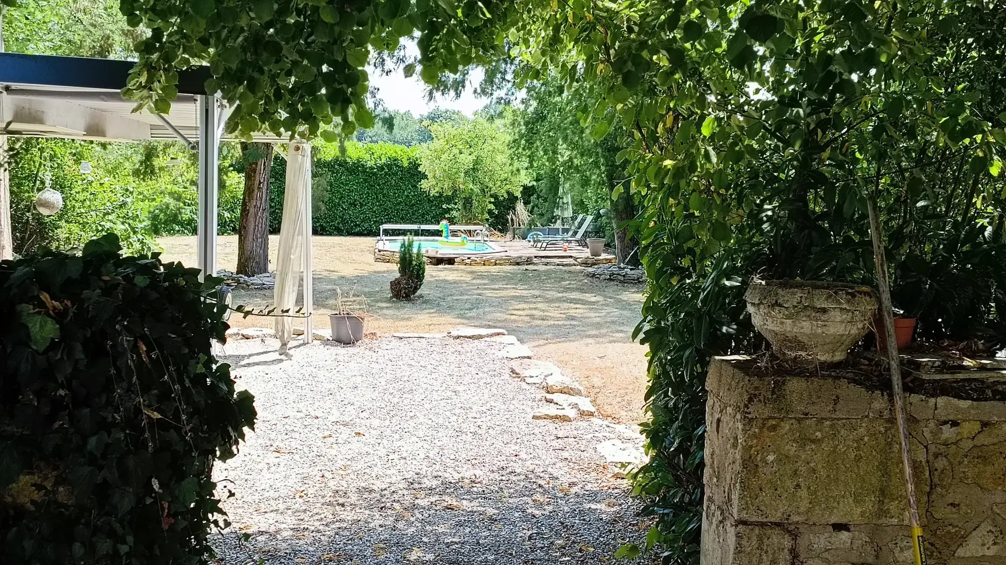 Belle maison en pierre avec piscine, 4 chambres, proche Périgueux 