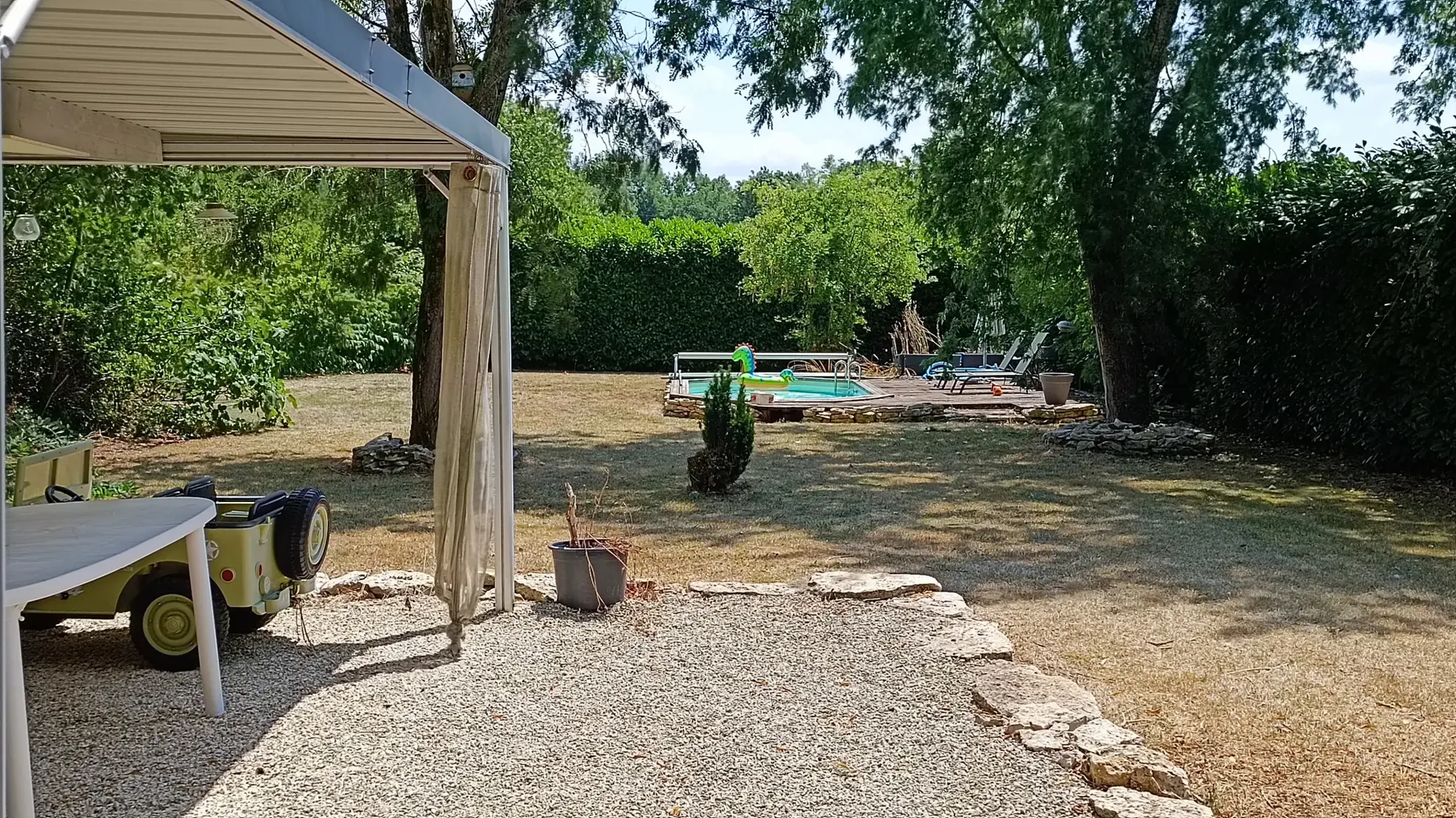 Belle maison en pierre avec piscine, 4 chambres, proche Périgueux 