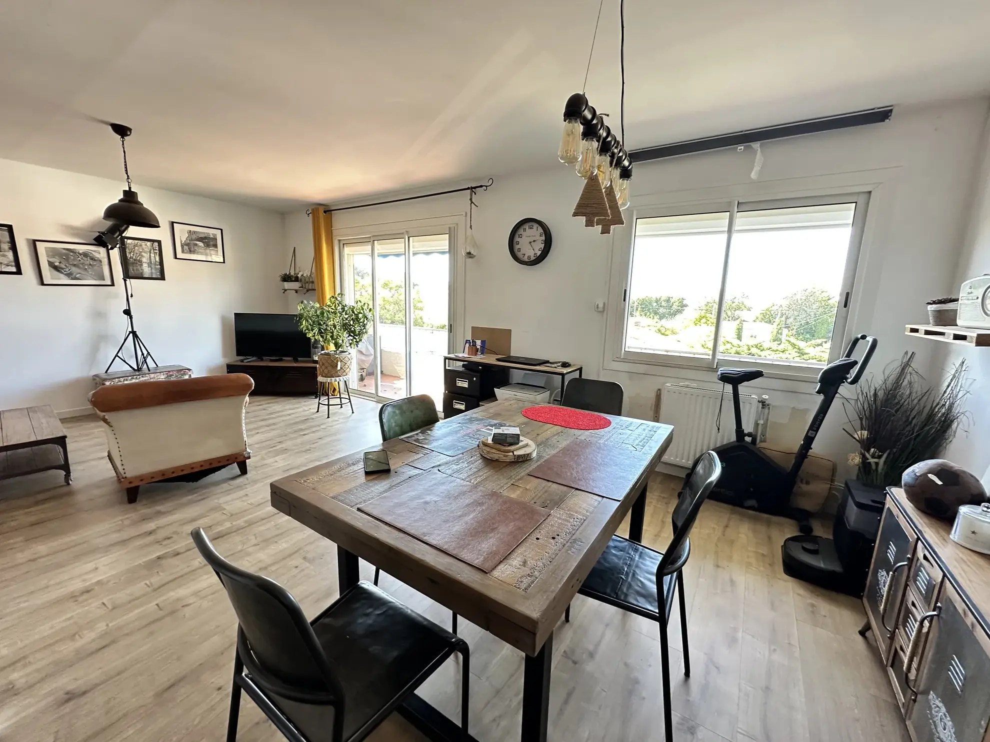 Appartement 4 pièces à vendre à Six-Fours-les-Plages - Dernier étage, vue dégagée, proche commerces 