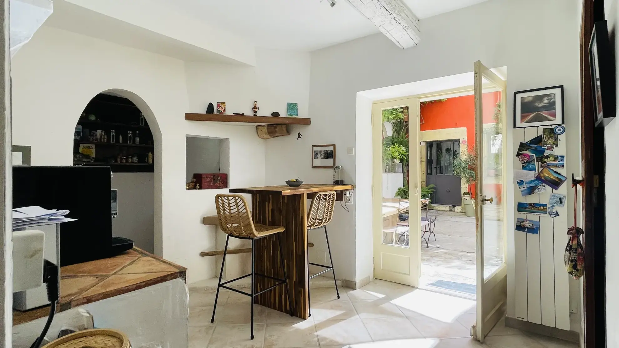 Maison de ville rénovée avec patio et terrasse à Vauvert 