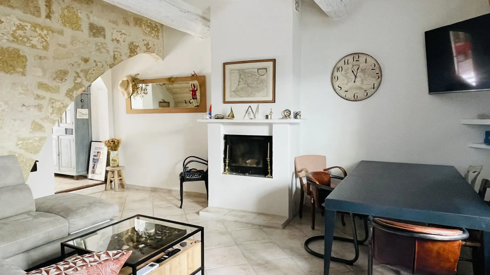 Maison de ville rénovée avec patio et terrasse à Vauvert 