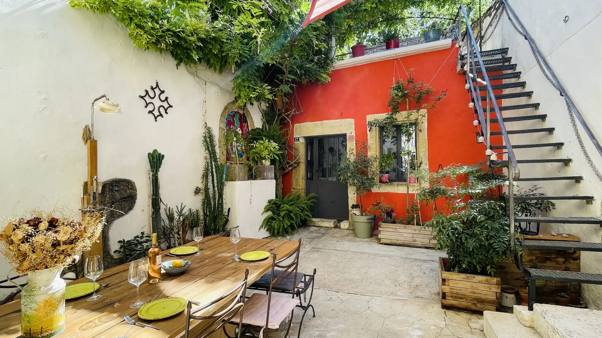 Maison de ville rénovée avec patio et terrasse à Vauvert