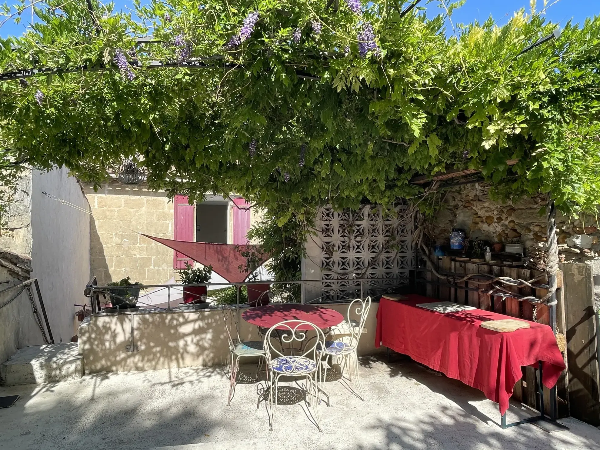 Maison de ville rénovée avec patio et terrasse à Vauvert 