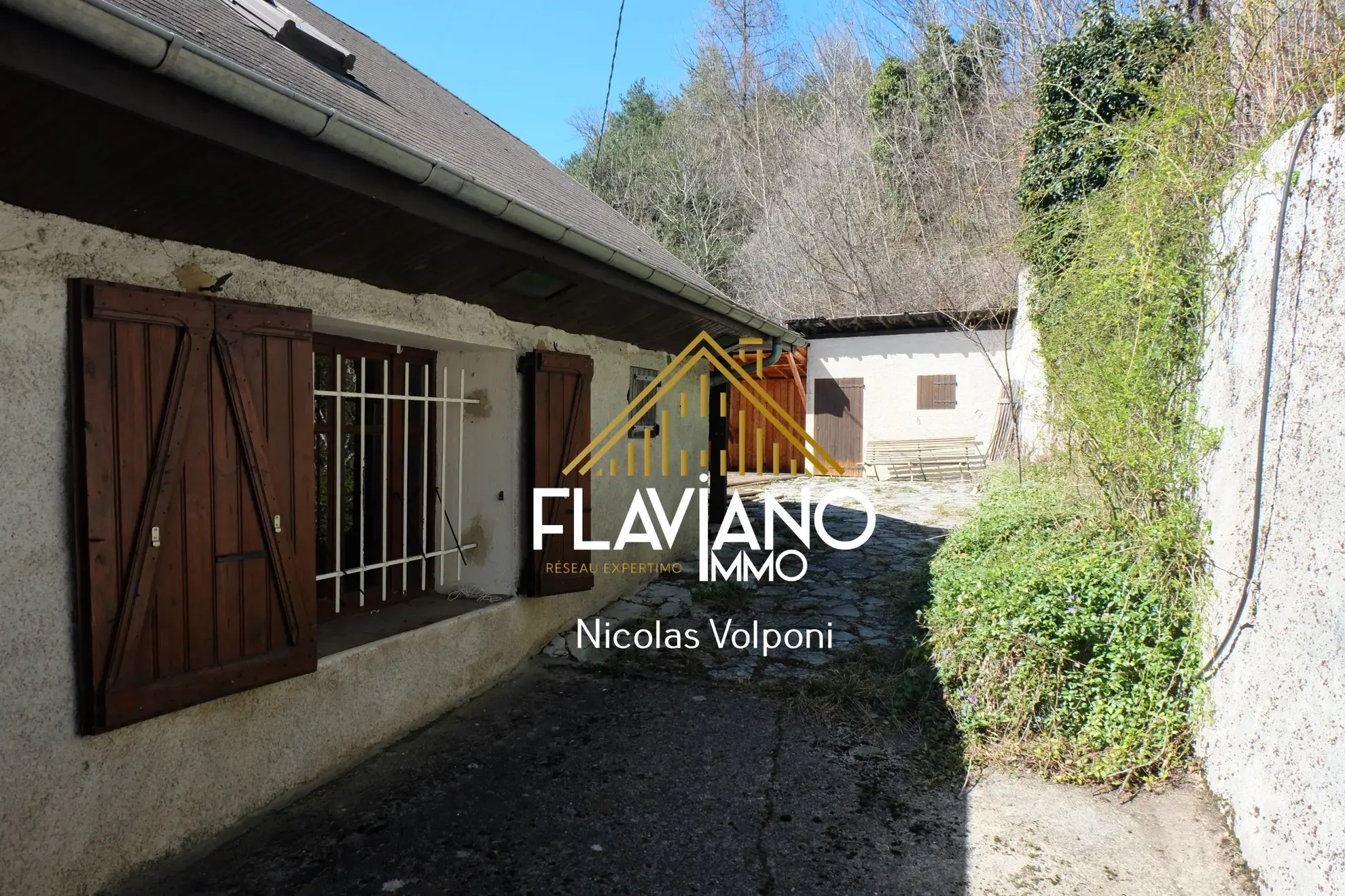 Appartement 152 m² à rénover avec terrasse et terrain proche de Barcelonnette 