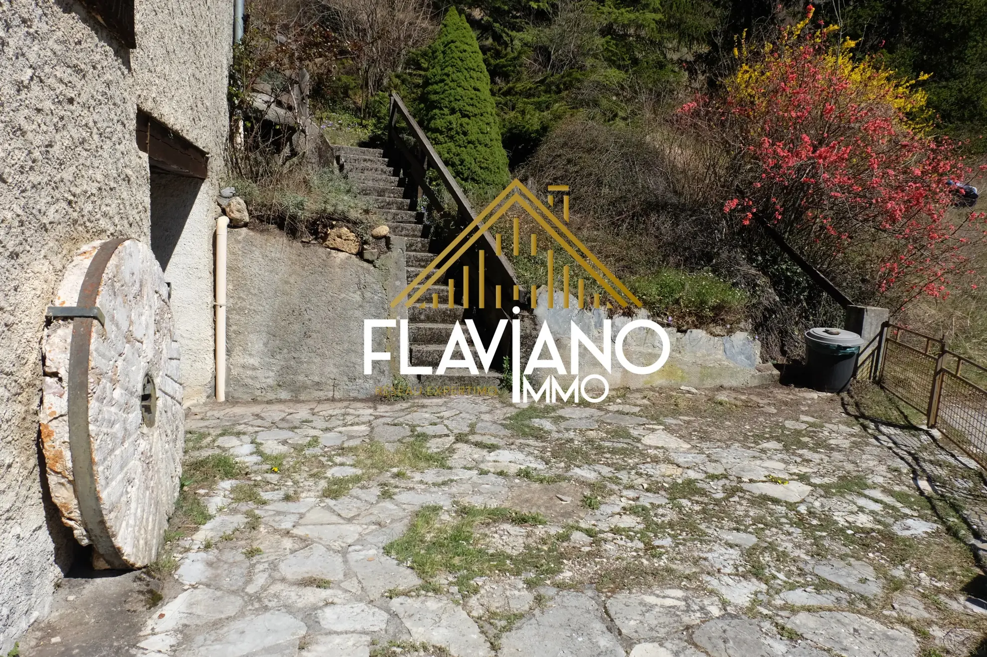 Appartement 152 m² à rénover avec terrasse et terrain proche de Barcelonnette 