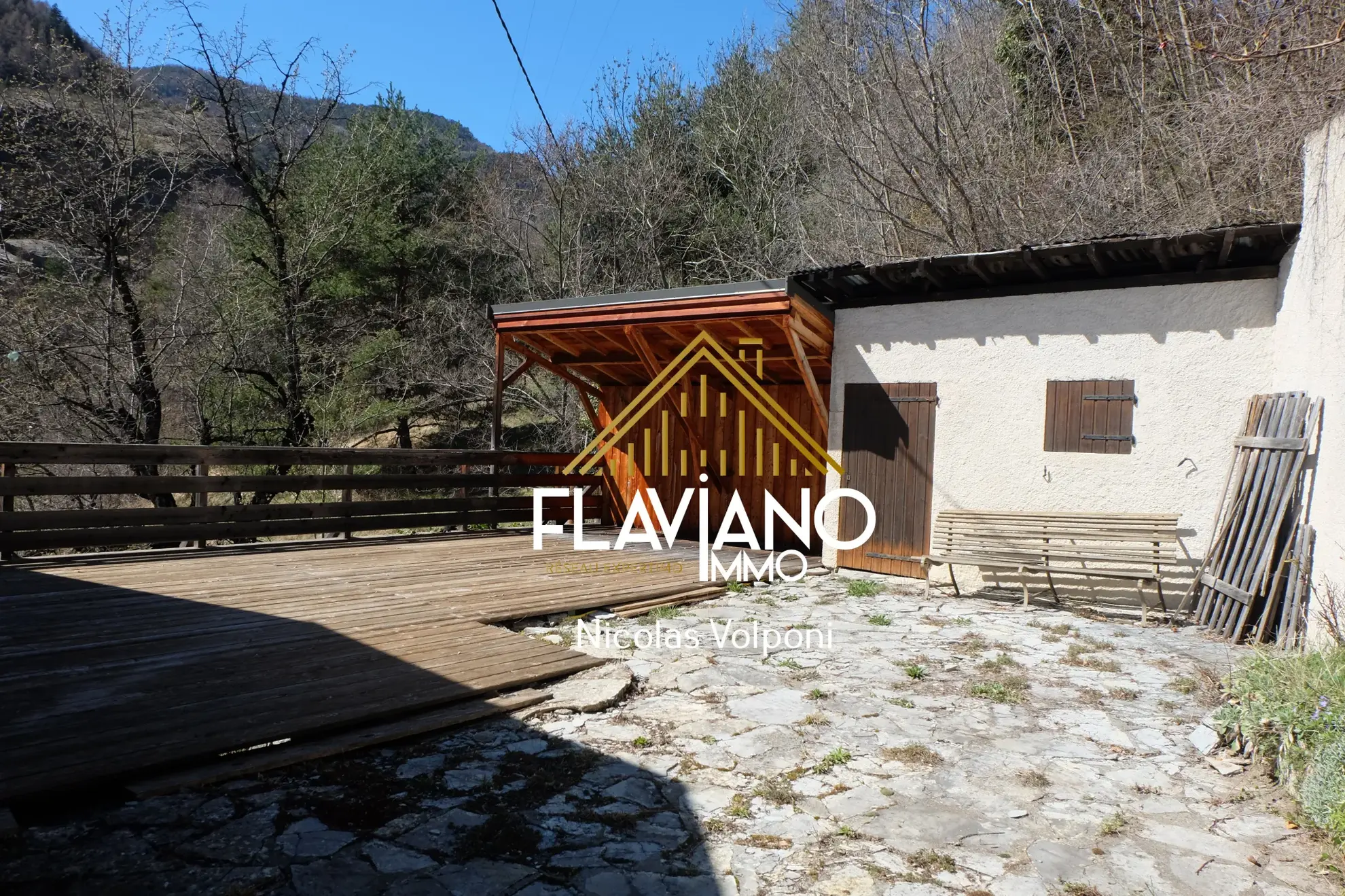 Appartement 152 m² à rénover avec terrasse et terrain proche de Barcelonnette