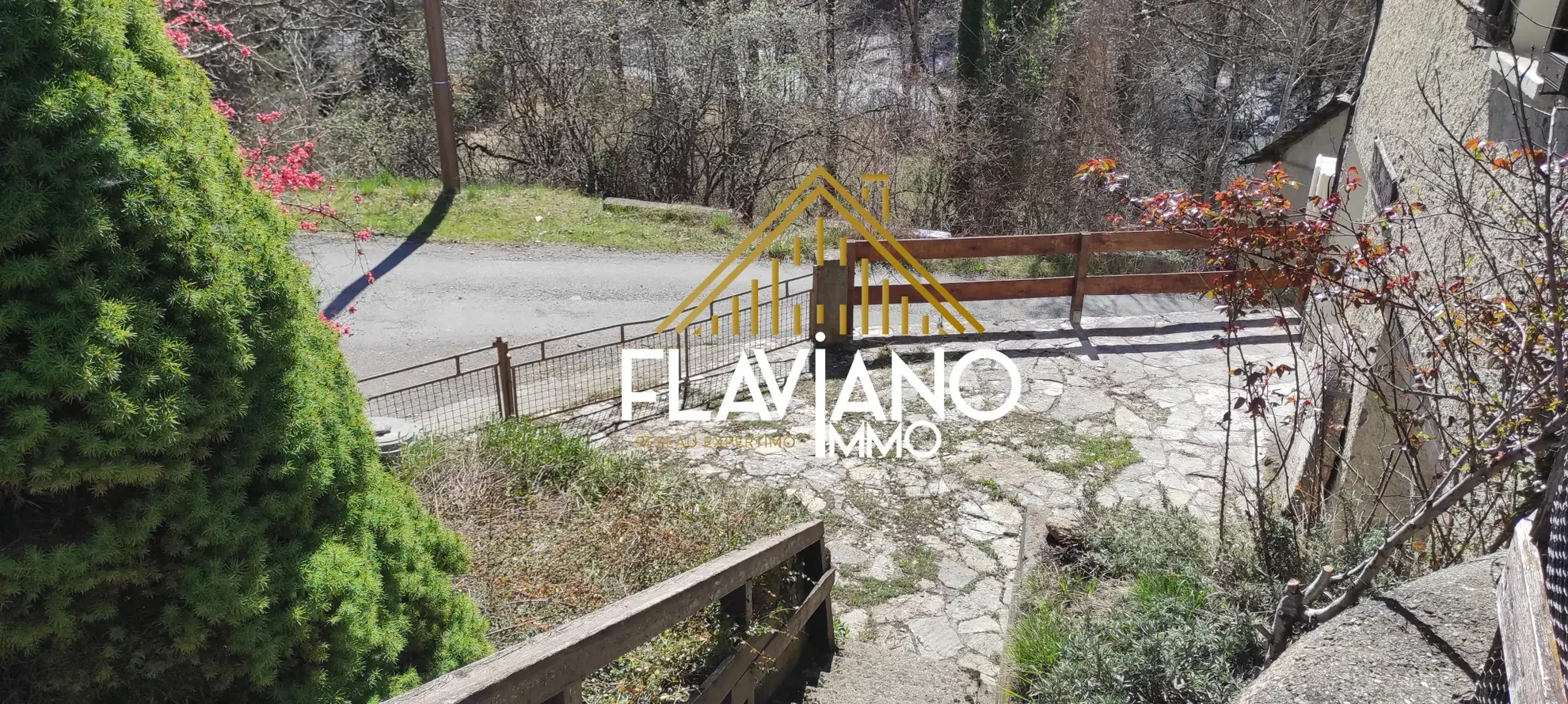 Appartement 152 m² à rénover avec terrasse et terrain proche de Barcelonnette 