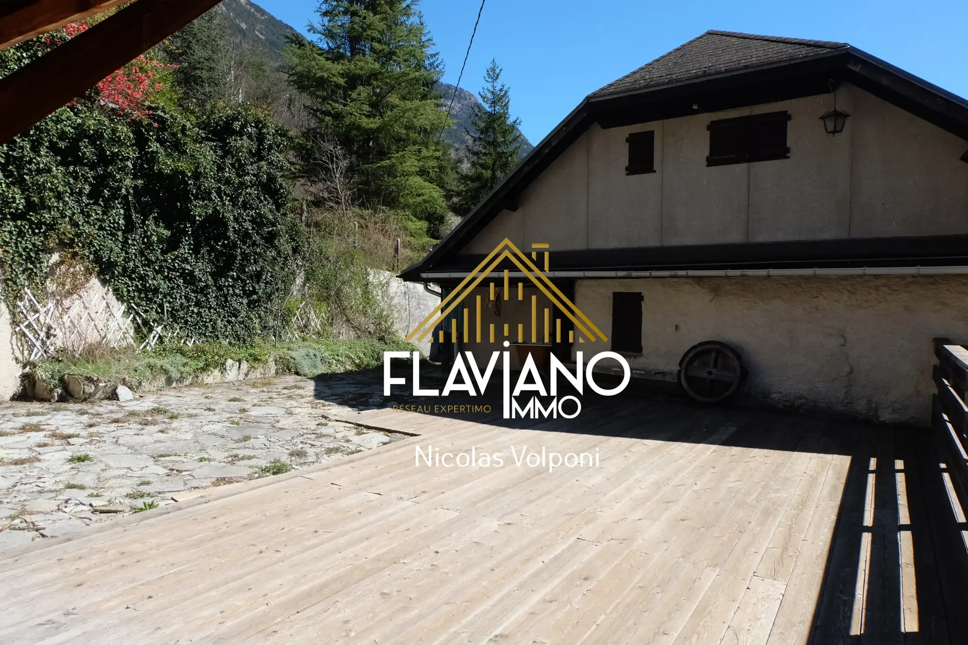 Appartement 152 m² à rénover avec terrasse et terrain proche de Barcelonnette 