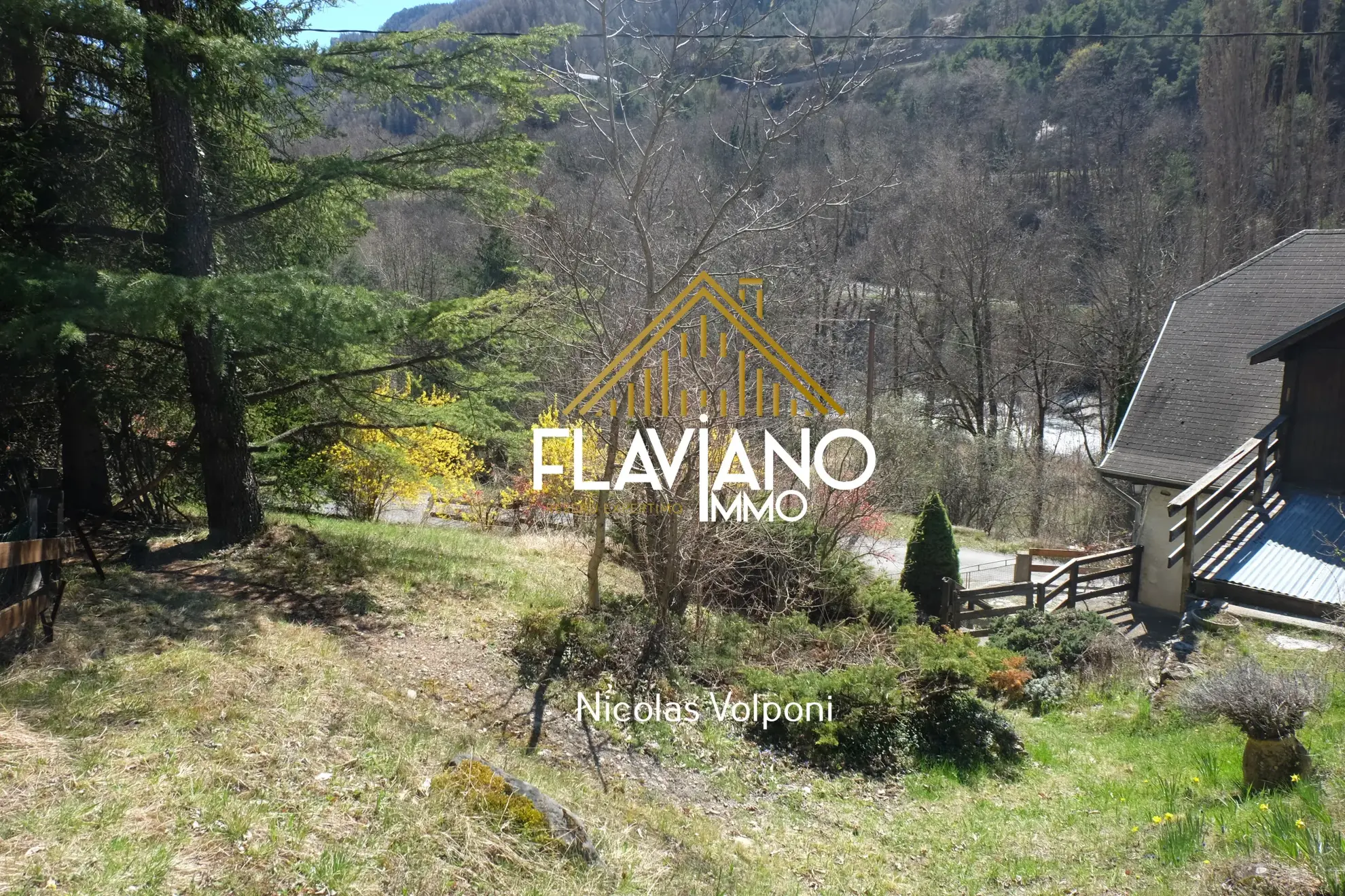 Appartement 152 m² à rénover avec terrasse et terrain proche de Barcelonnette 