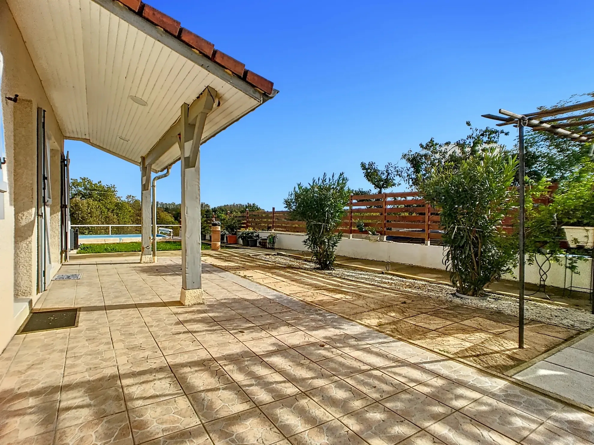 Maison de plain-pied avec jardin, 3 chambres et terrasse à Saint Didier de Formans 