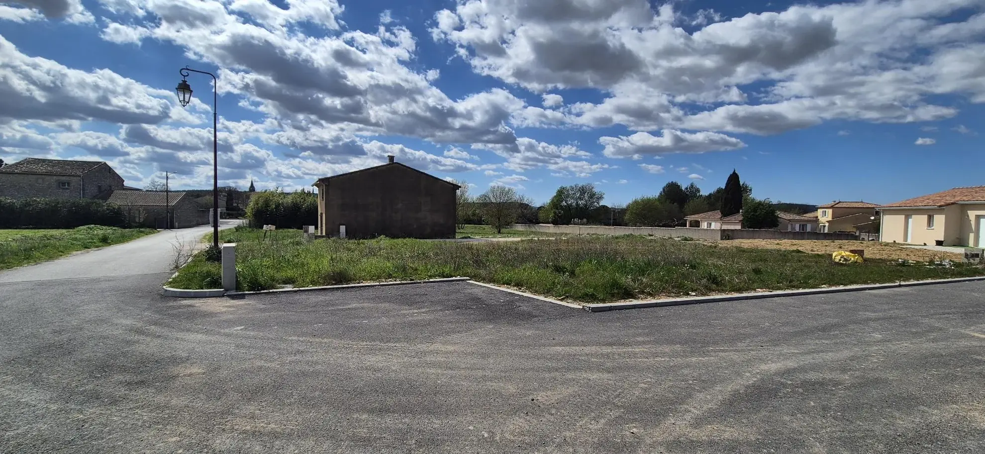 Terrain constructible de 621 m² à Fontanes, viabilisé et libre de constructeur 