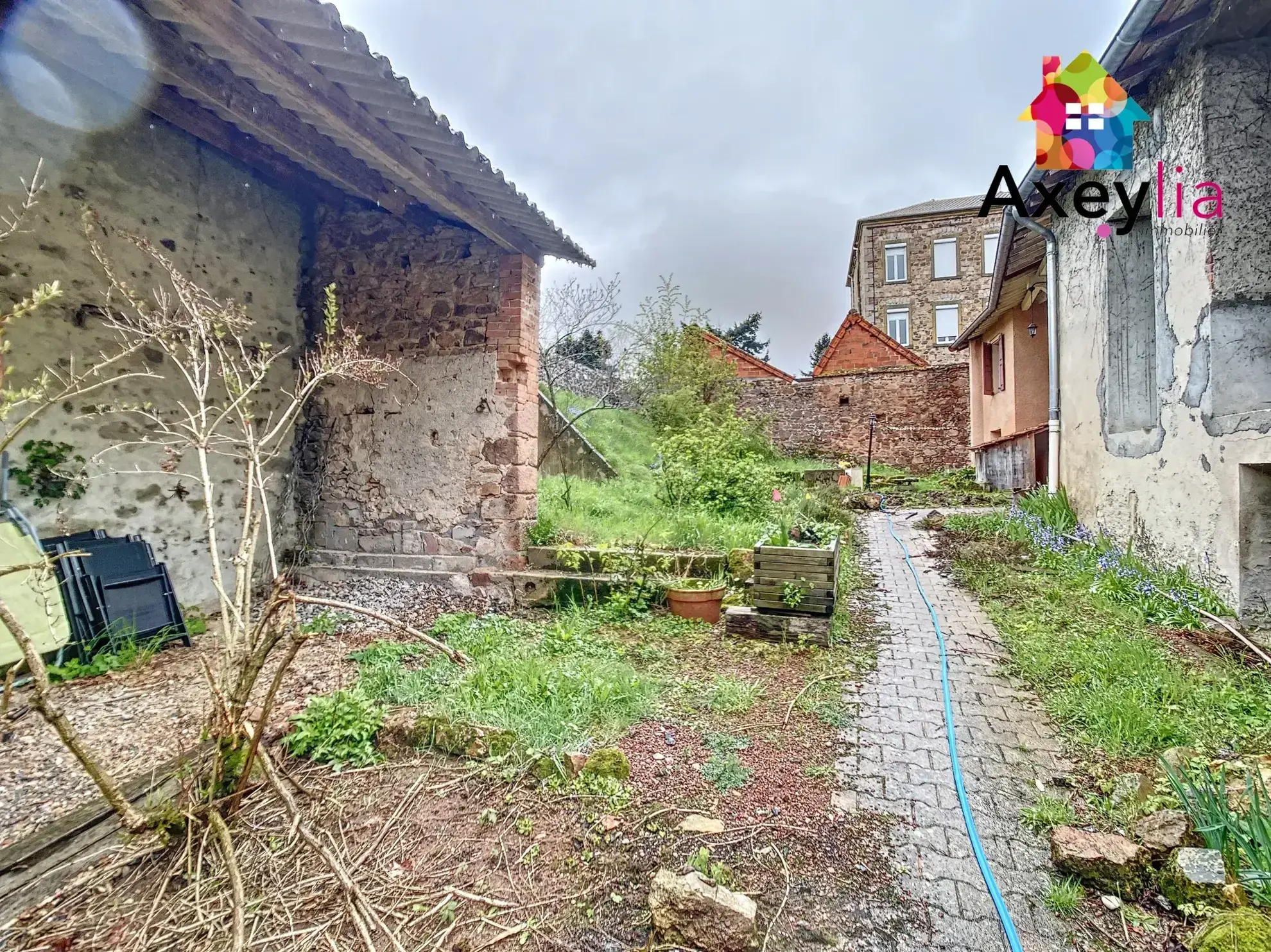 Opportunité à Cuinzier : plateau brut de 150 m² à aménager en duplex avec terrasse et jardin 