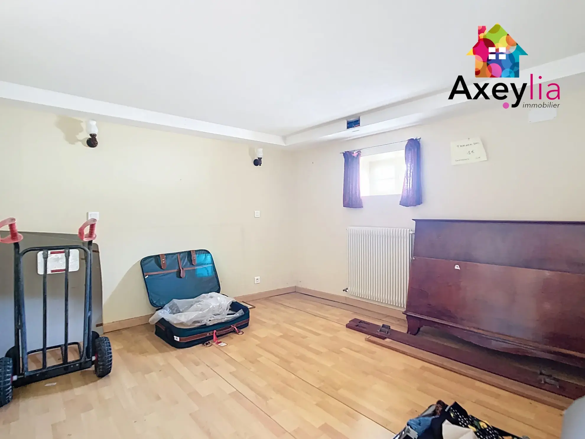 Maison des années 1930 avec 3 chambres, terrain et dépendances à Le Coteau 