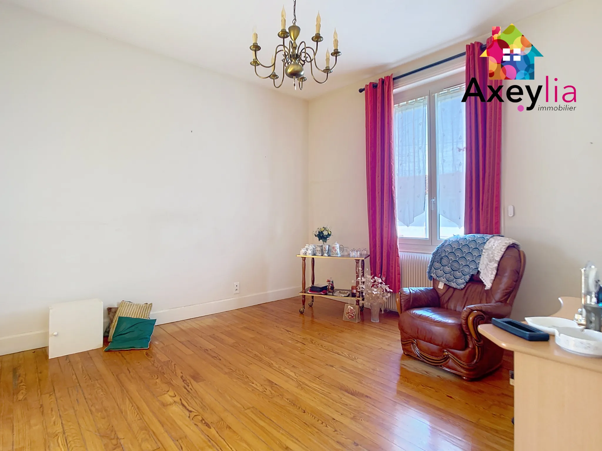 Maison des années 1930 avec 3 chambres, terrain et dépendances à Le Coteau 