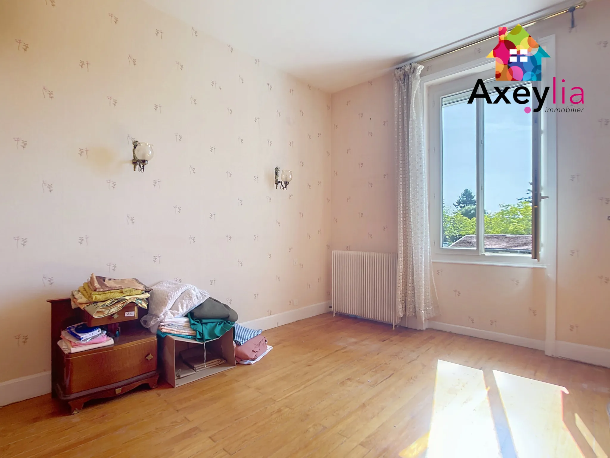 Maison des années 1930 avec 3 chambres, terrain et dépendances à Le Coteau 