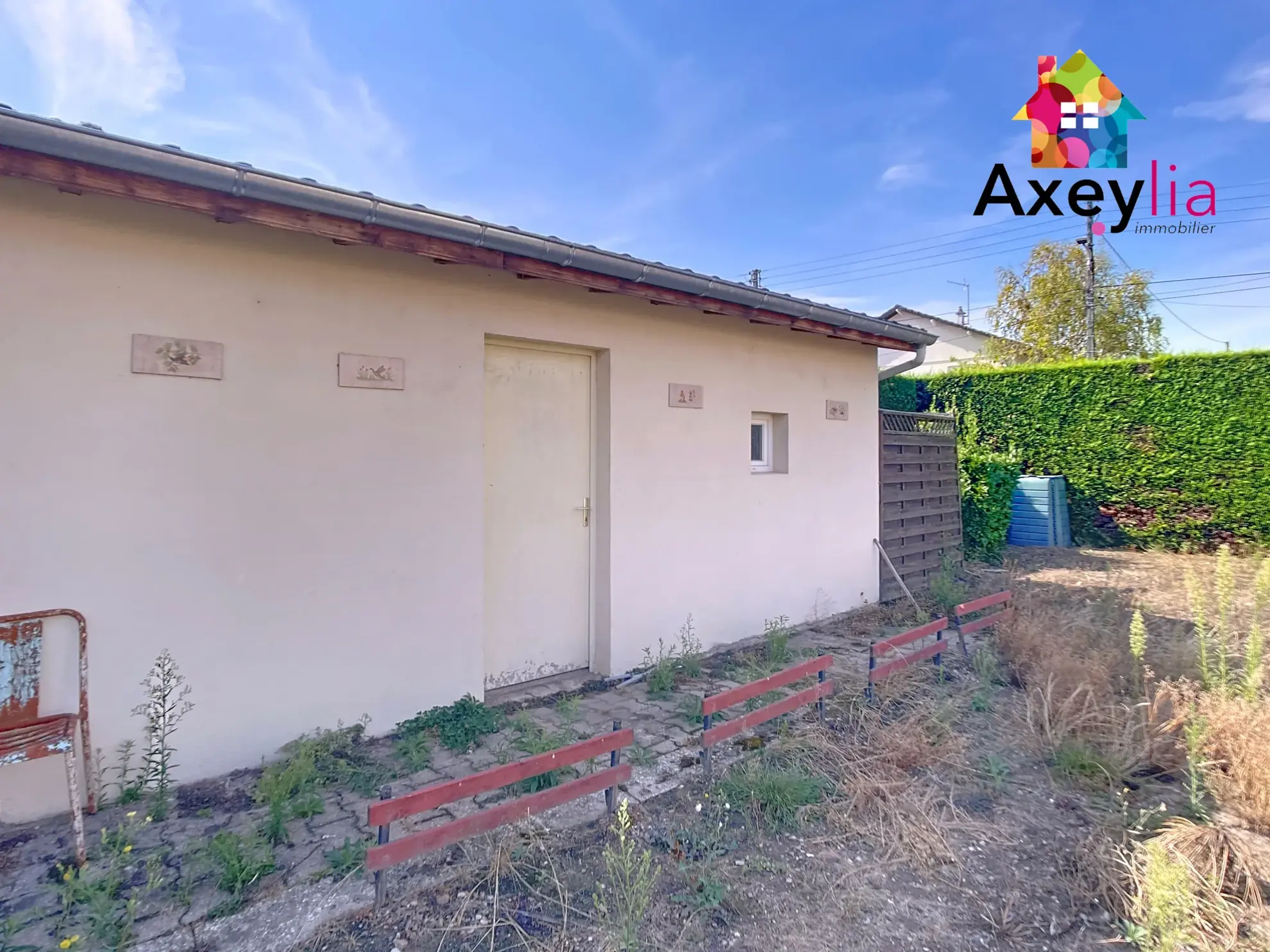 Maison des années 1930 avec 3 chambres, terrain et dépendances à Le Coteau 