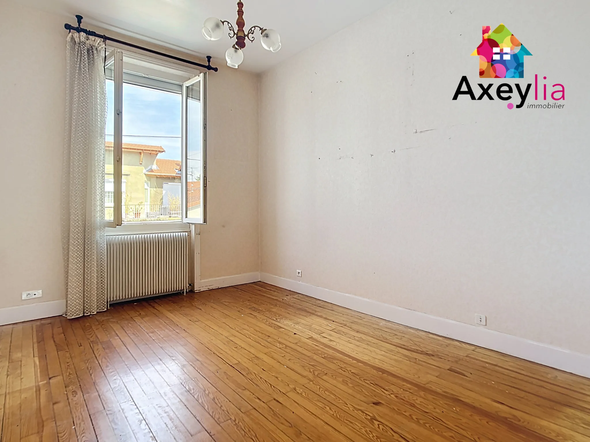 Maison des années 1930 avec 3 chambres, terrain et dépendances à Le Coteau 