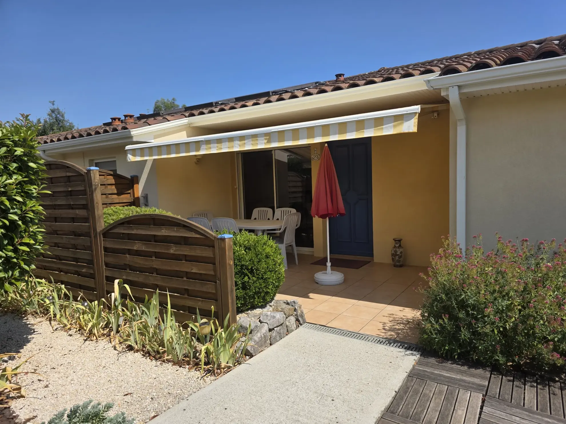 Appartement T3 sécurisé pour seniors à Ruoms - 60 m² avec parking et piscine 