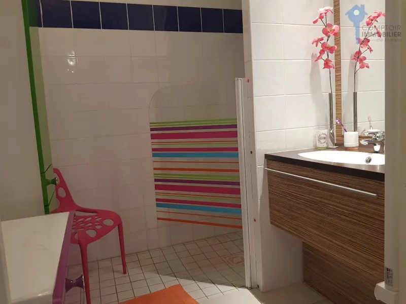 Appartement T3 sécurisé pour seniors à Ruoms - 60 m² avec parking et piscine 