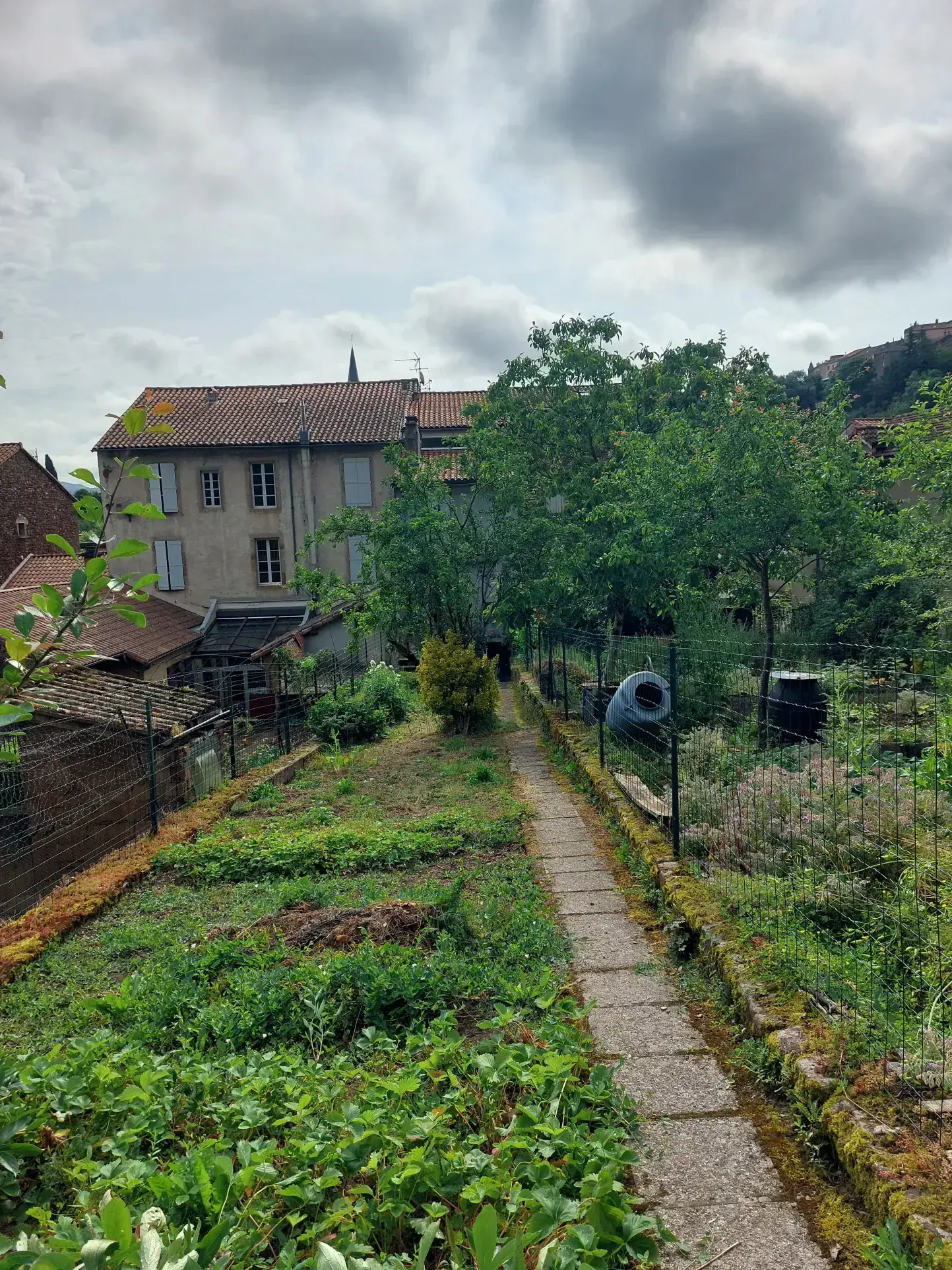 Charmante maison de village de 132 m² avec grand terrain à Camarès