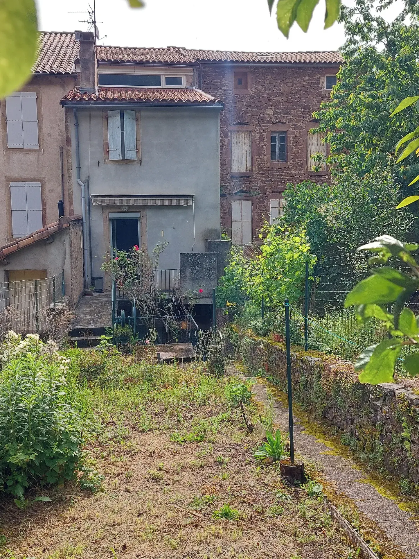 Charmante maison de village de 132 m² avec grand terrain à Camarès 