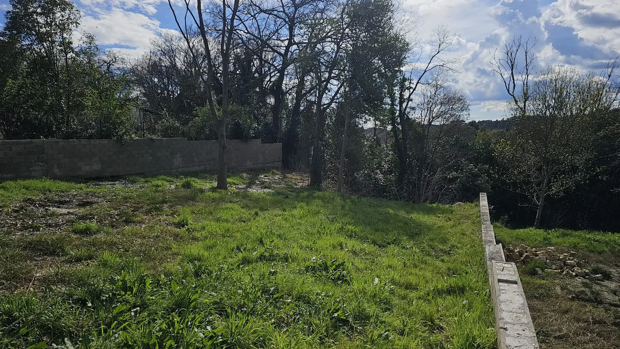 Terrain à bâtir de 753 m² à Villevieille avec vue arborée et emplacement calme 