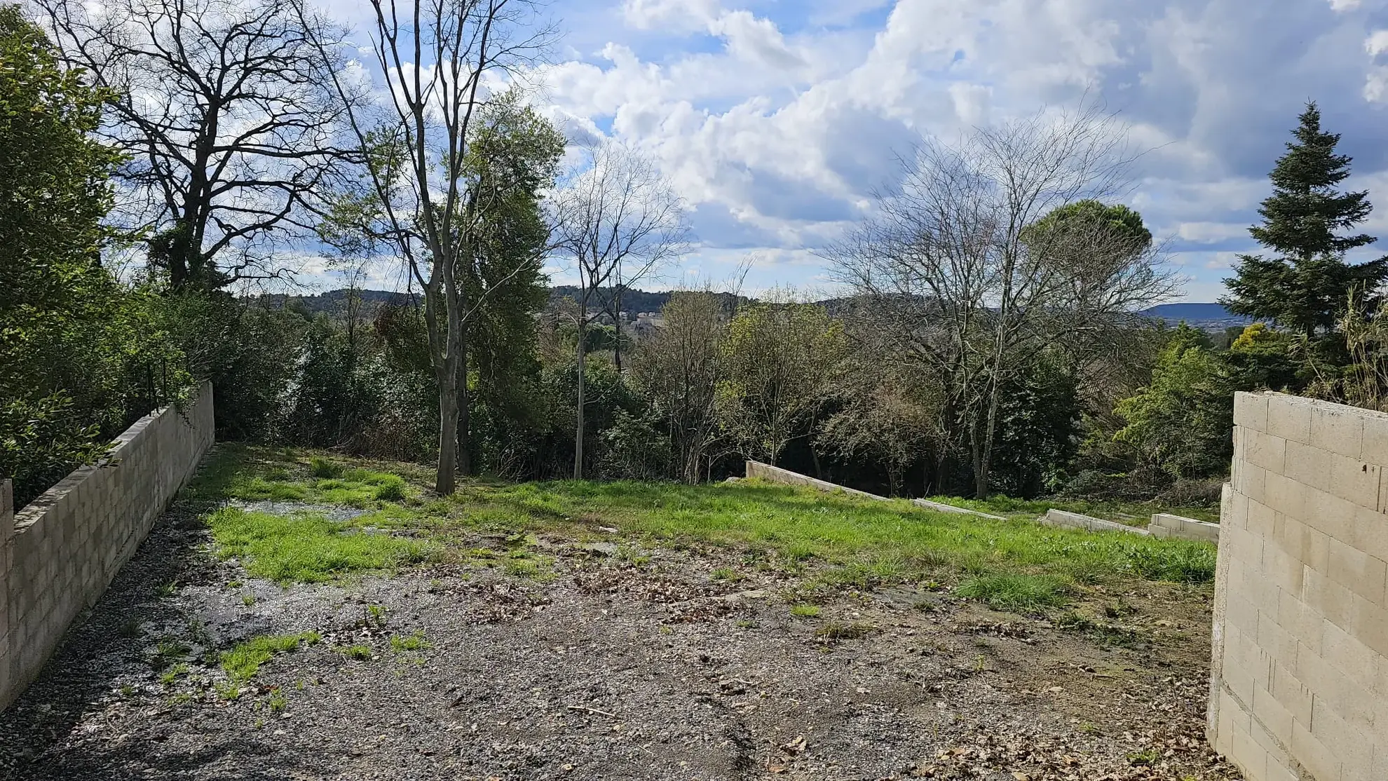 Terrain à bâtir de 753 m² à Villevieille avec vue arborée et emplacement calme