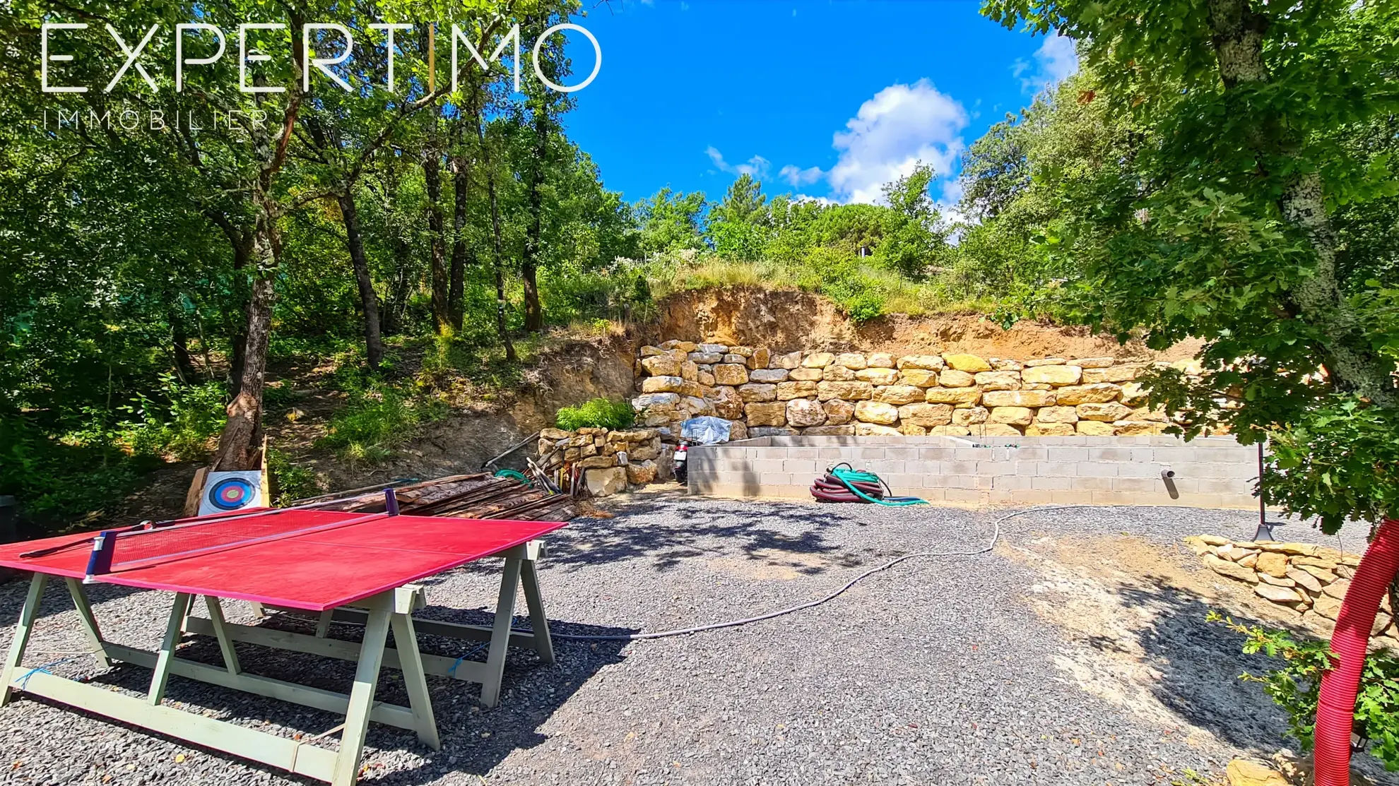 Terrain viabilisé de 1160 m² à Vabres avec permis de construire et chalet en bois 