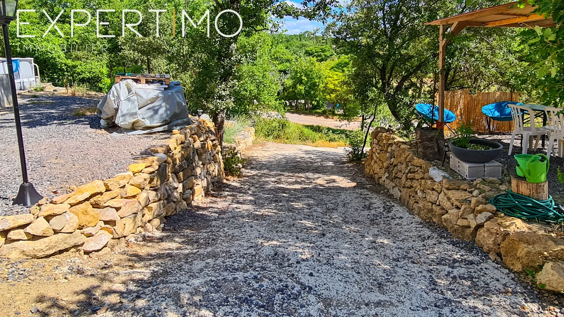 Terrain viabilisé de 1160 m² à Vabres avec permis de construire et chalet en bois 