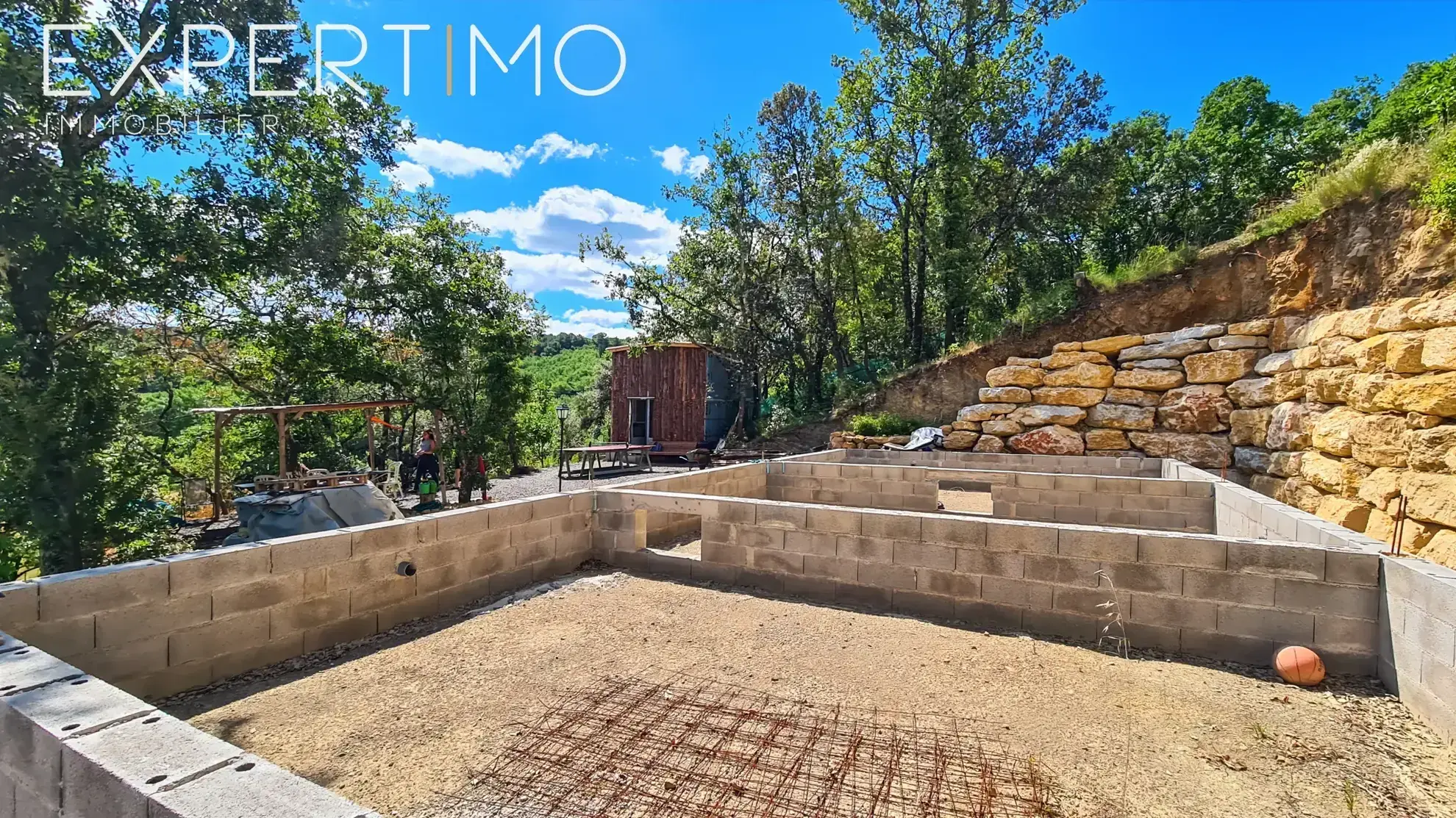 Terrain viabilisé de 1160 m² à Vabres avec permis de construire et chalet en bois 