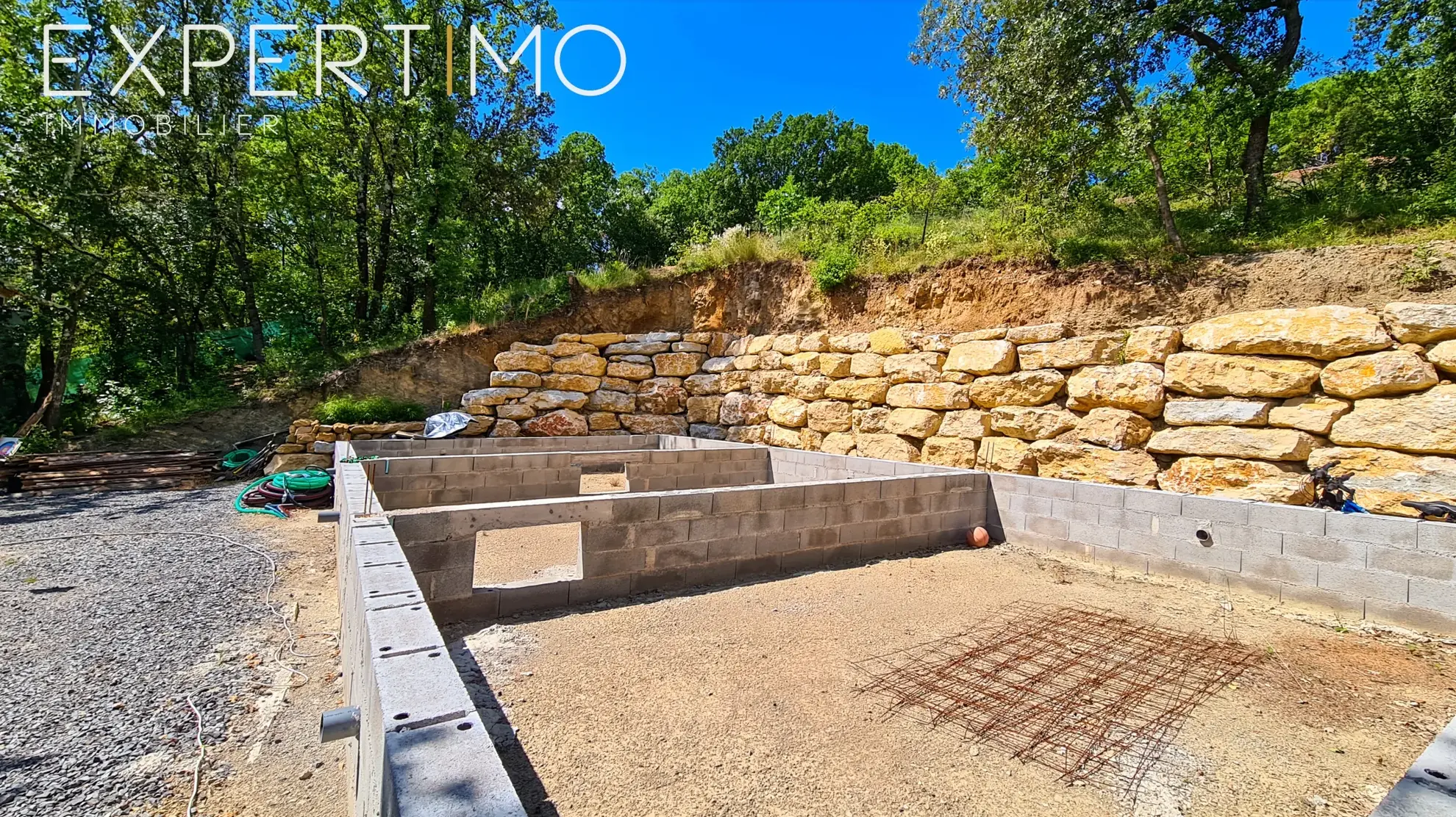 Terrain viabilisé de 1160 m² à Vabres avec permis de construire et chalet en bois 