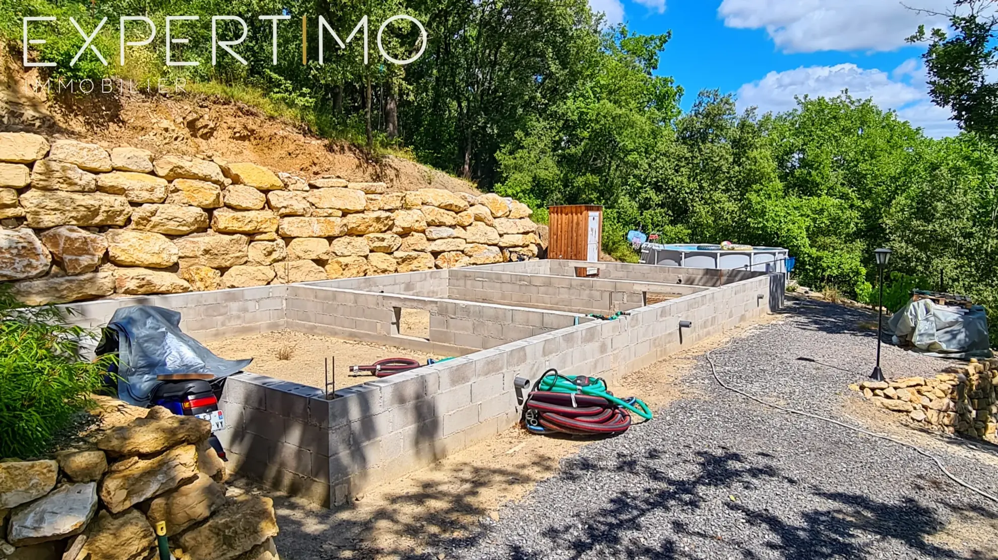 Terrain viabilisé de 1160 m² à Vabres avec permis de construire et chalet en bois