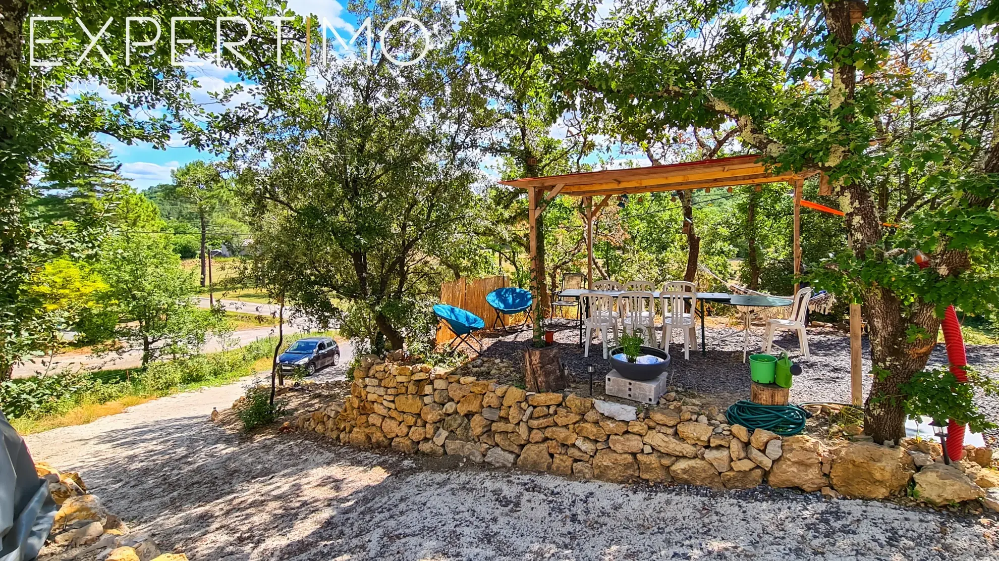 Terrain viabilisé de 1160 m² à Vabres avec permis de construire et chalet en bois 