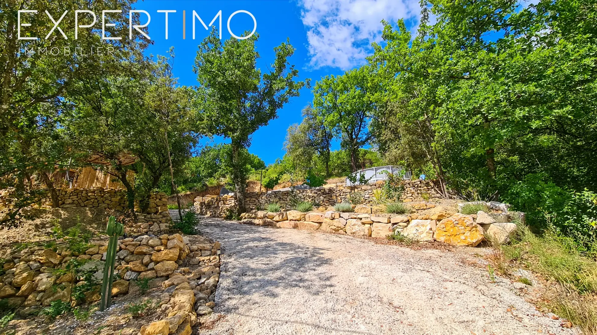 Terrain viabilisé de 1160 m² à Vabres avec permis de construire et chalet en bois 