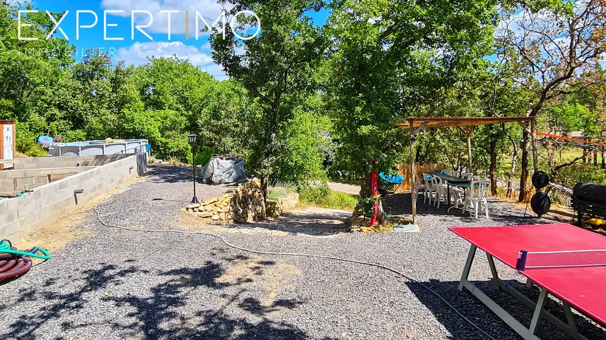 Terrain viabilisé de 1160 m² à Vabres avec permis de construire et chalet en bois 