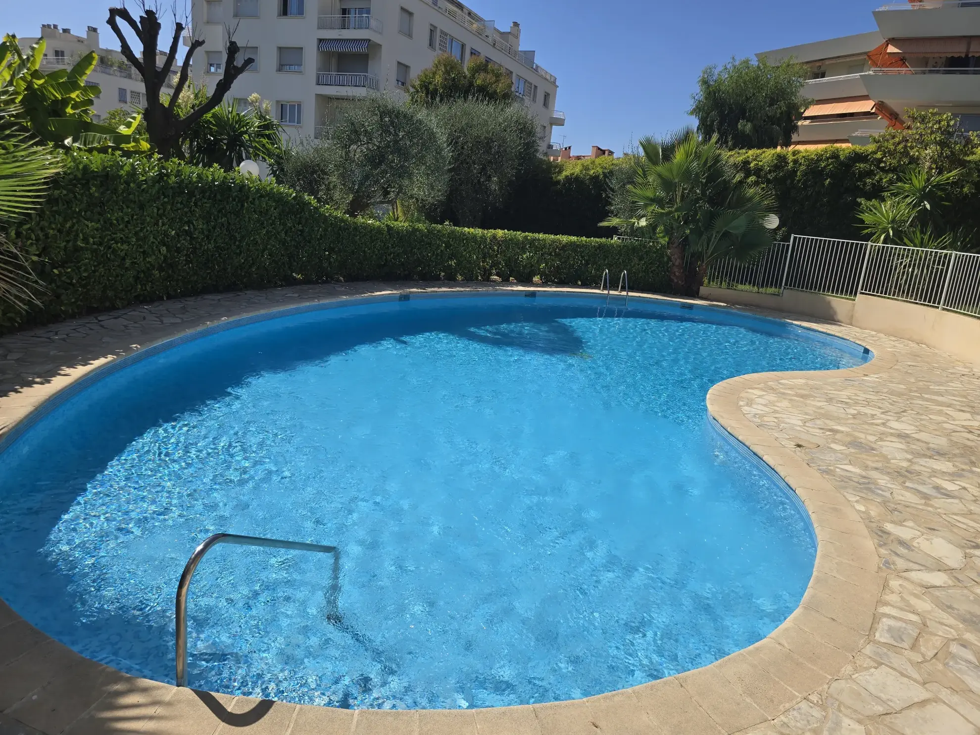 Appartement lumineux avec terrasse, piscine et sécurisé à Nice 