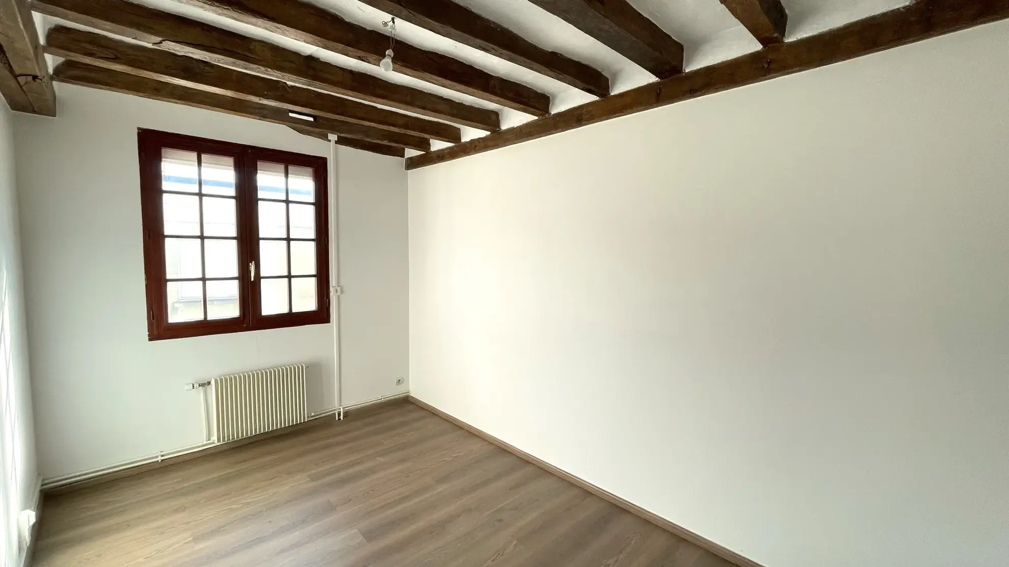 Maison de village à rénover à Saint Clément de la Place - 3 chambres, cour et dépendances 