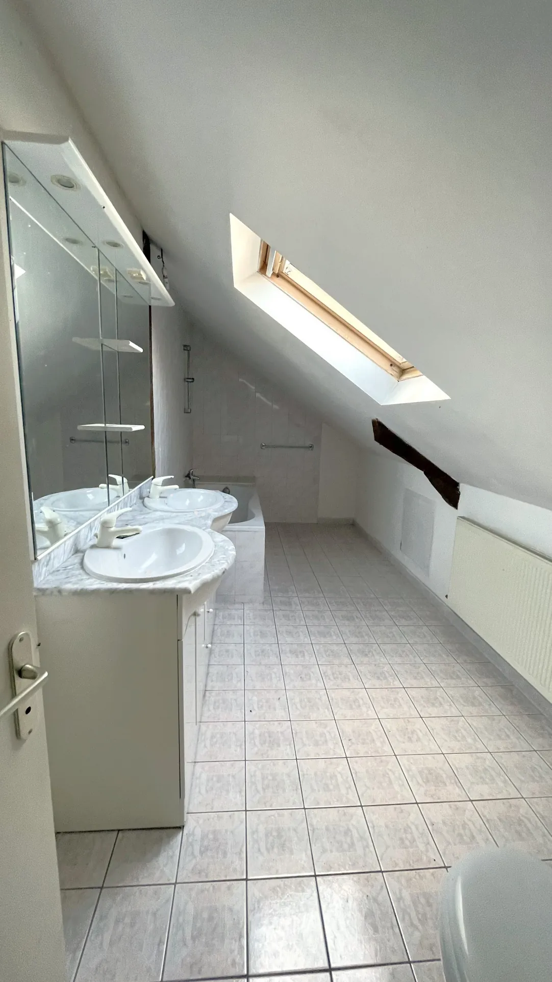 Maison de village à rénover à Saint Clément de la Place - 3 chambres, cour et dépendances 