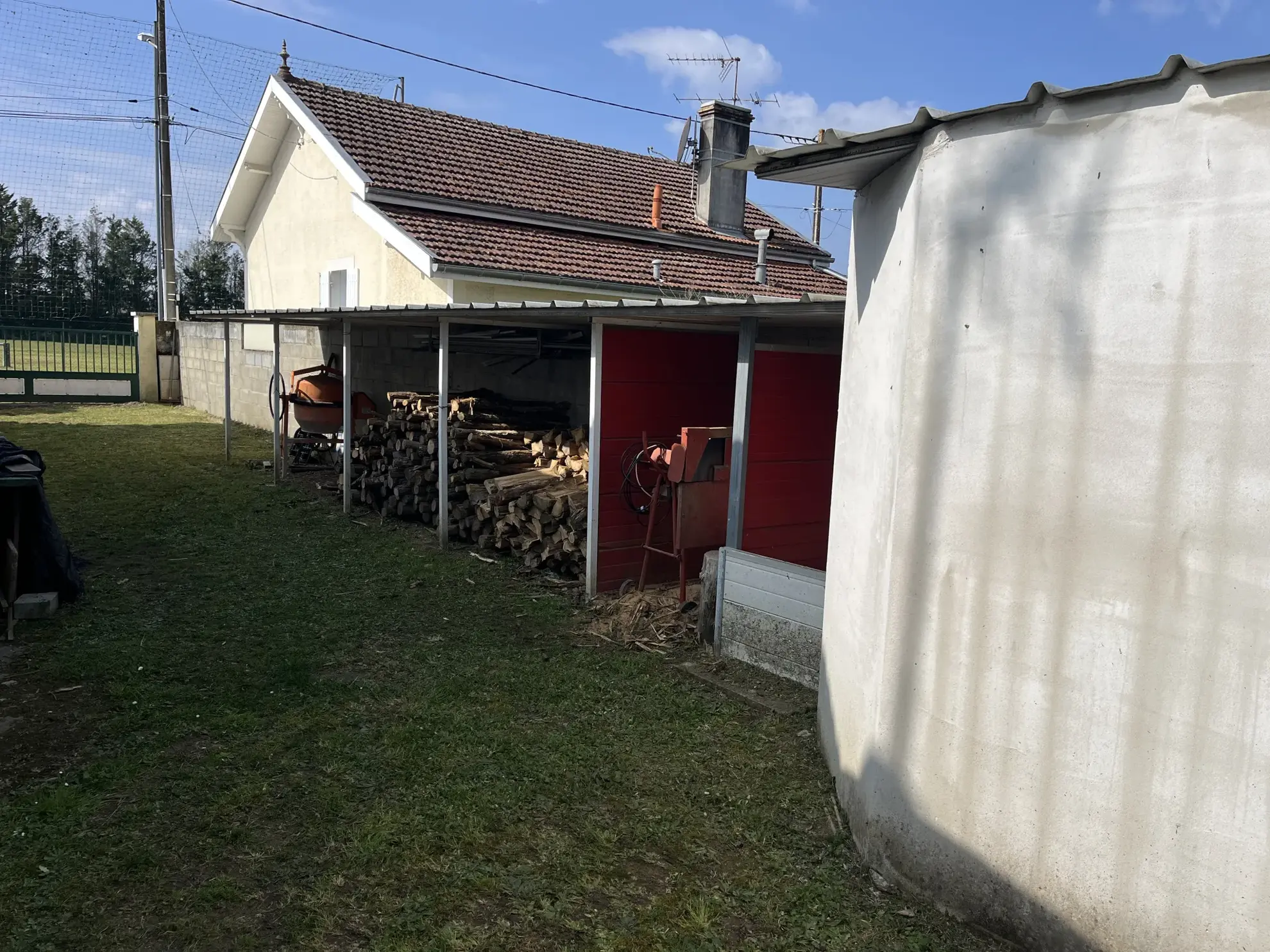 Maison avec dépendances, piscine et panneaux solaires à Captieux 