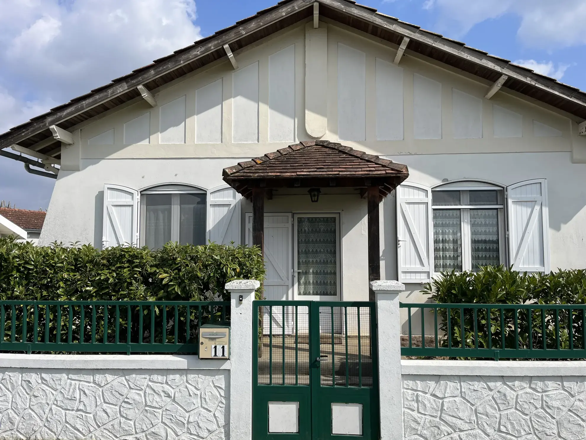 Maison avec dépendances, piscine et panneaux solaires à Captieux