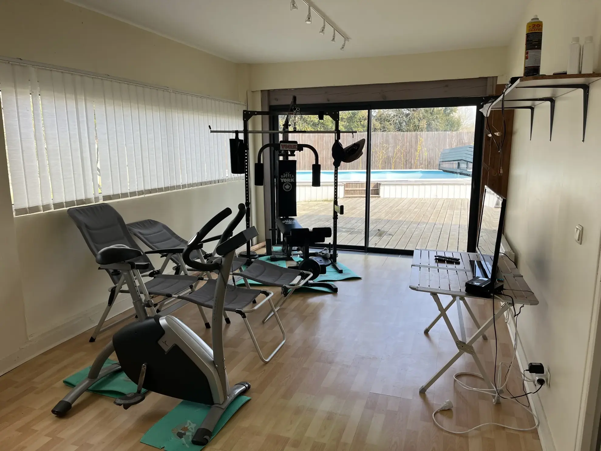 Maison avec dépendances, piscine et panneaux solaires à Captieux 