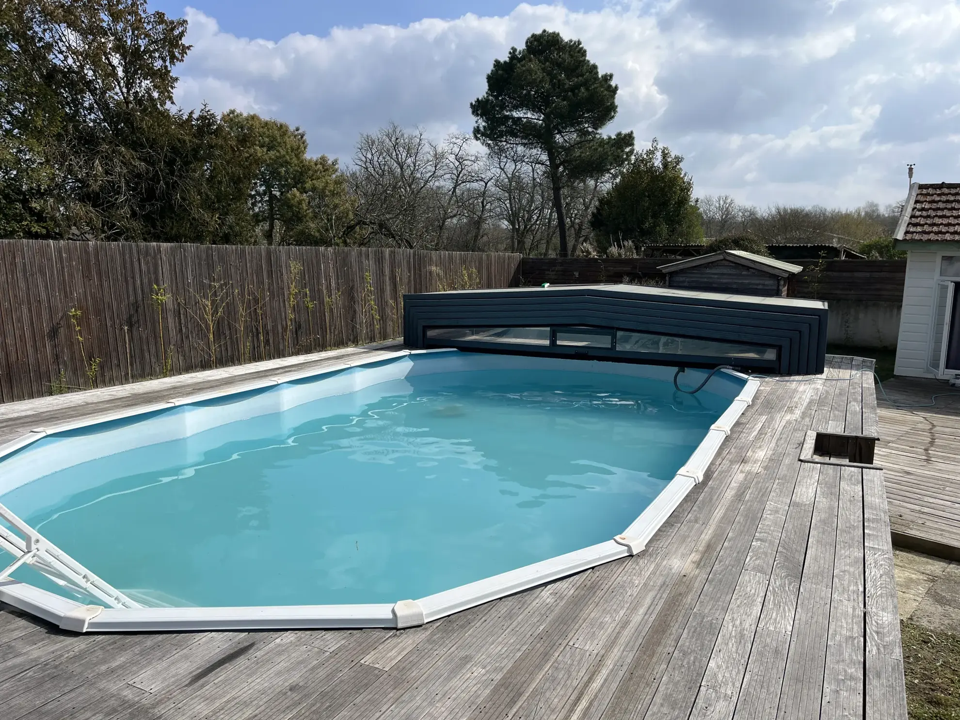 Maison avec dépendances, piscine et panneaux solaires à Captieux 