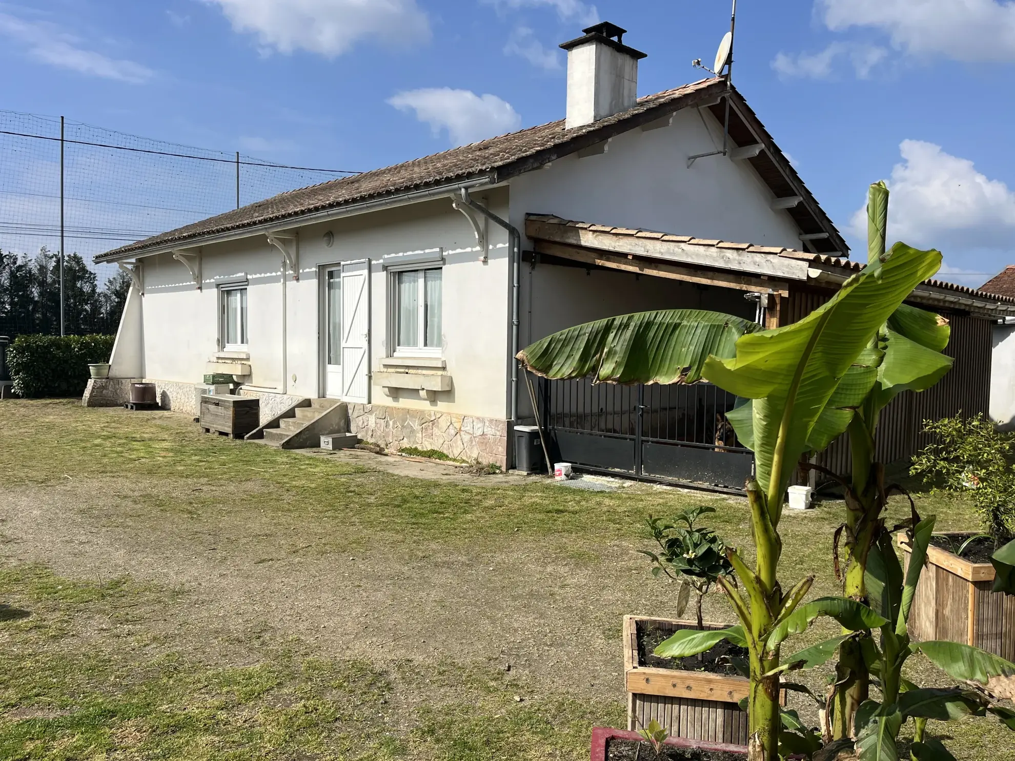 Maison avec dépendances, piscine et panneaux solaires à Captieux 