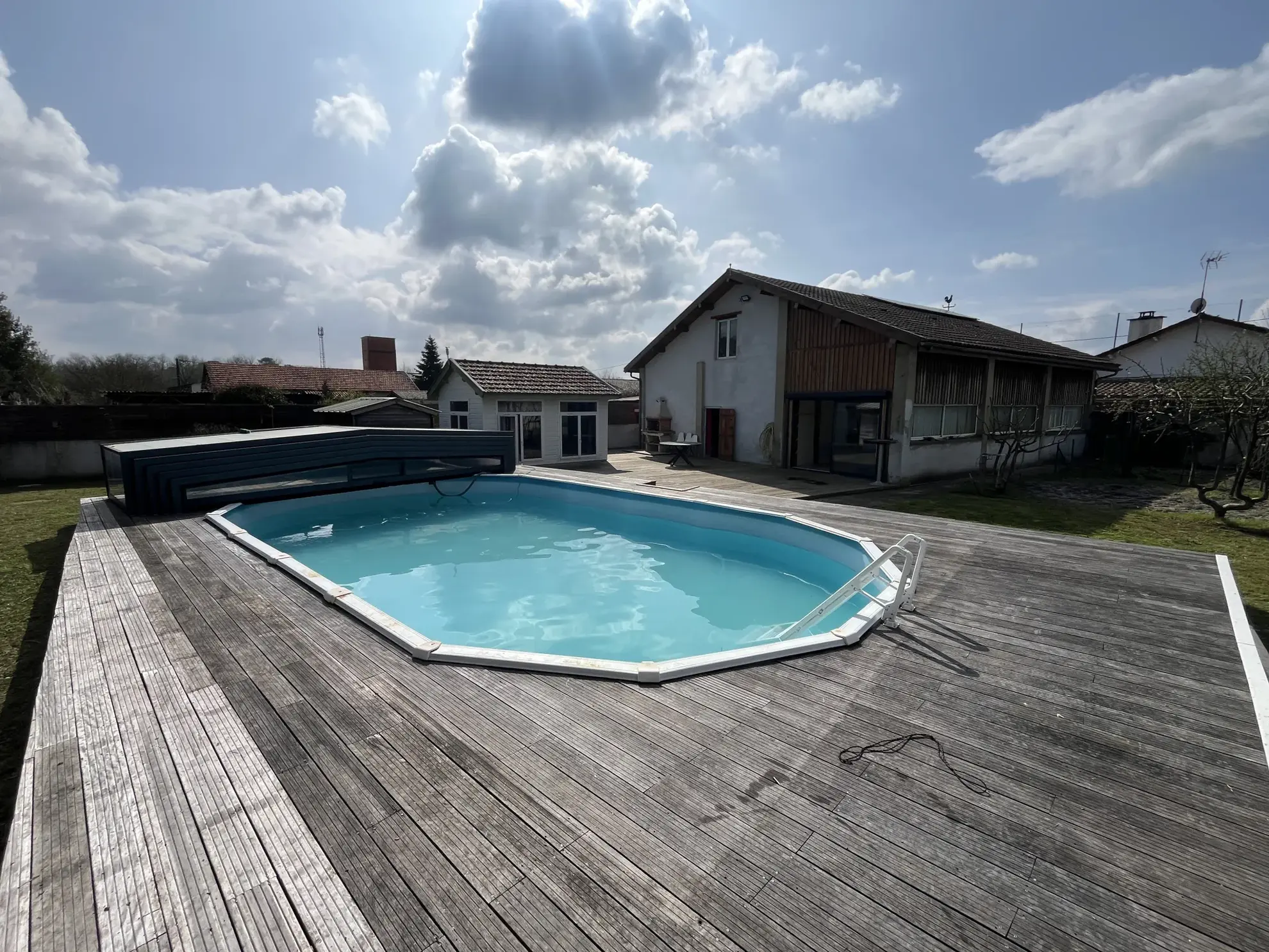 Maison avec dépendances, piscine et panneaux solaires à Captieux 