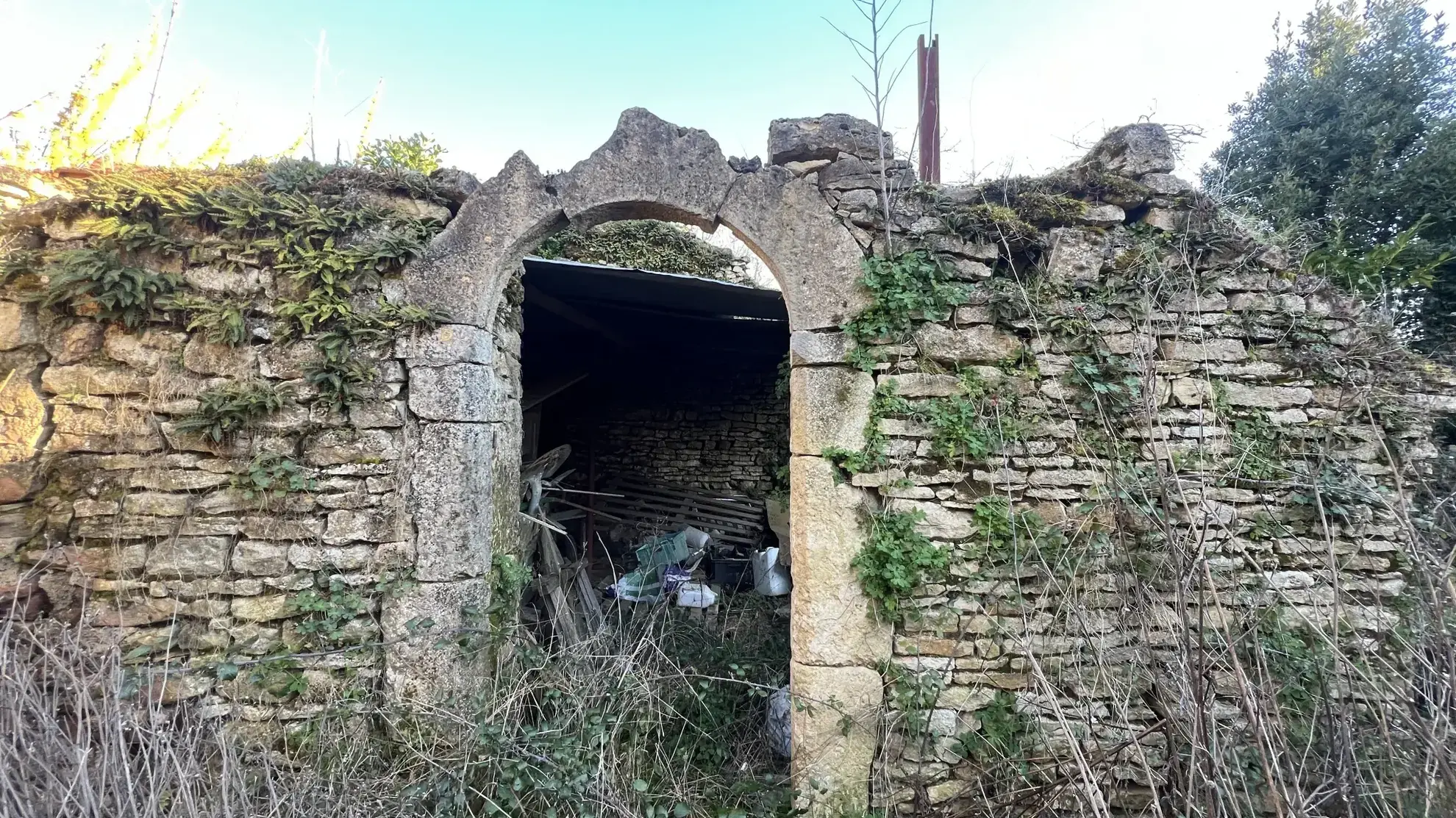 Maison à rénover de 94,20 m² avec dépendances et terrain à Avallon 