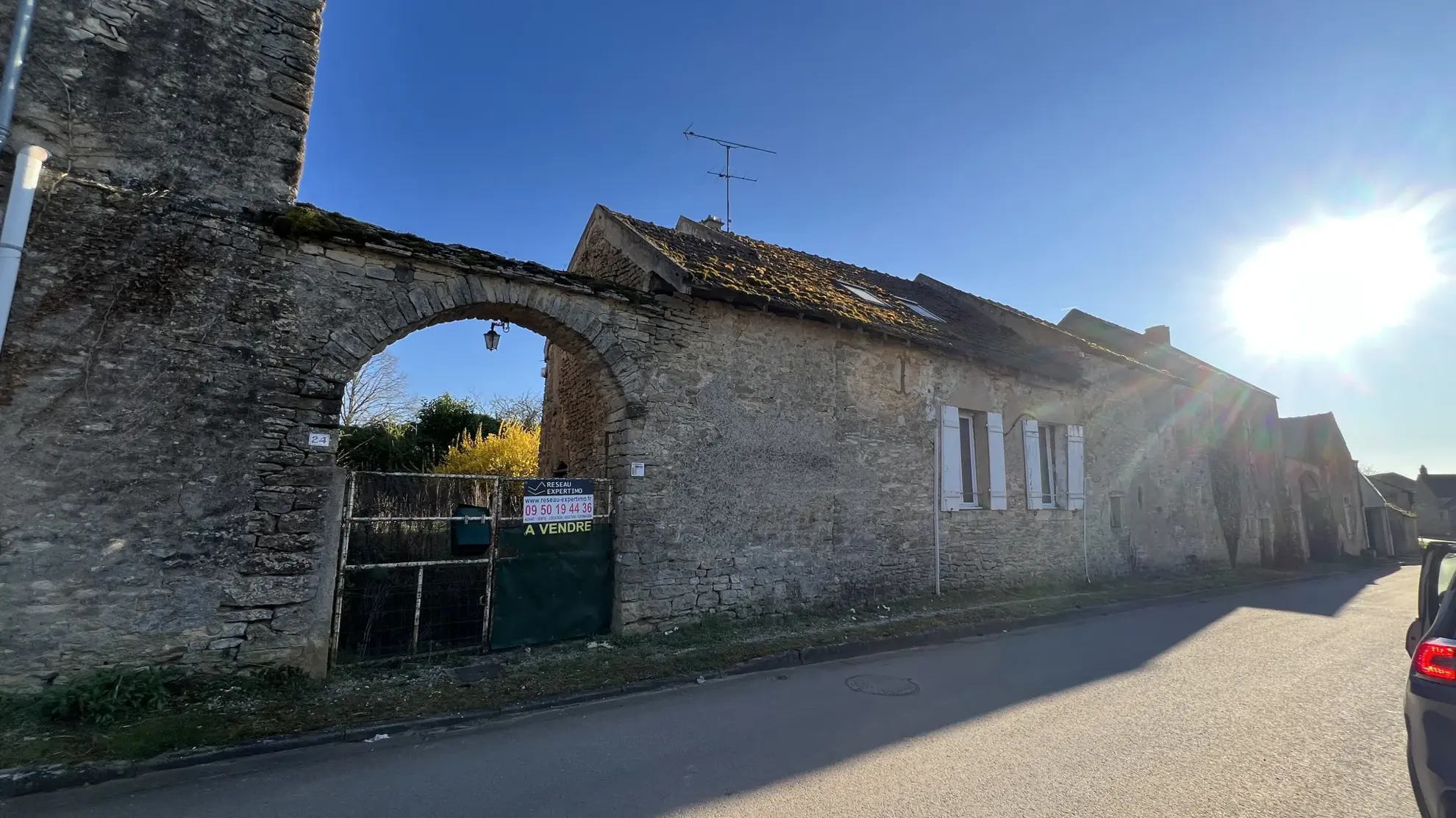 Maison à rénover de 94,20 m² avec dépendances et terrain à Avallon 