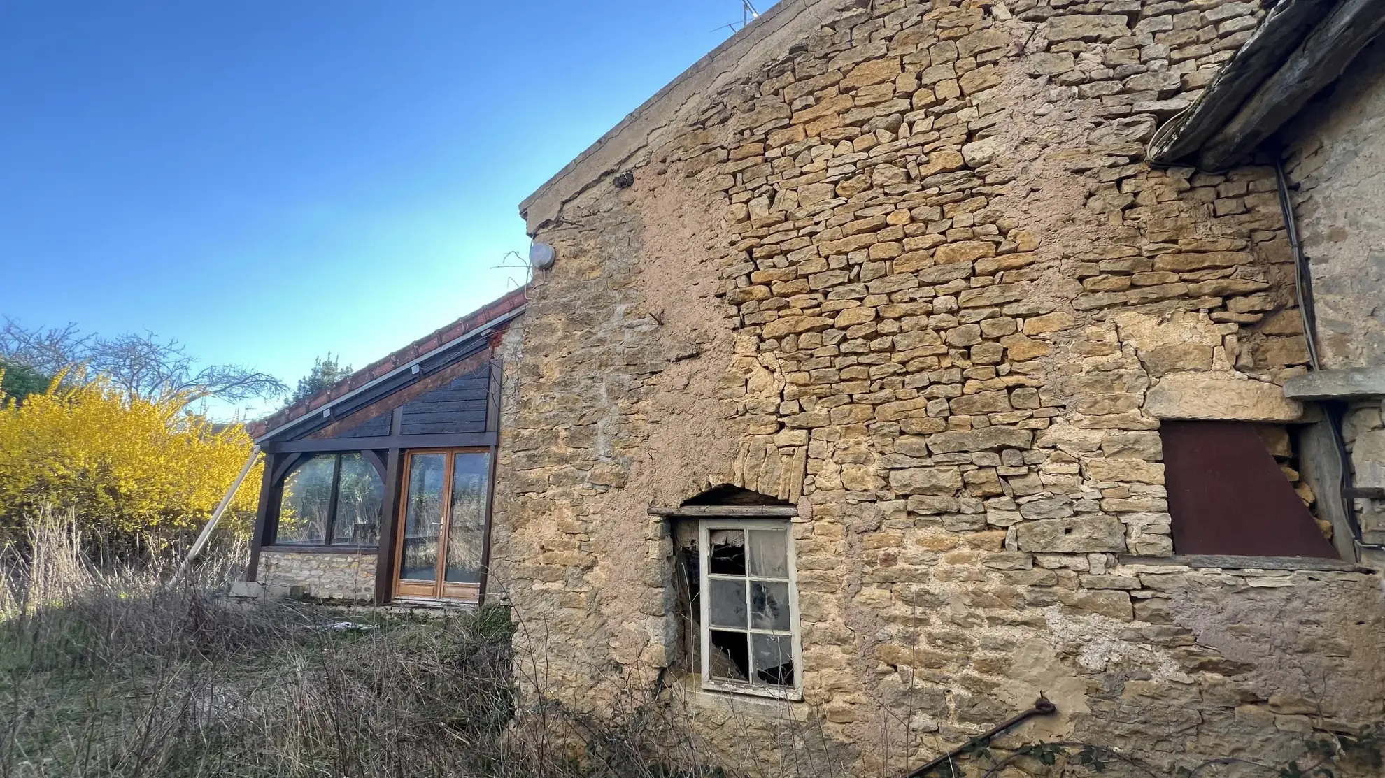 Maison à rénover de 94,20 m² avec dépendances et terrain à Avallon