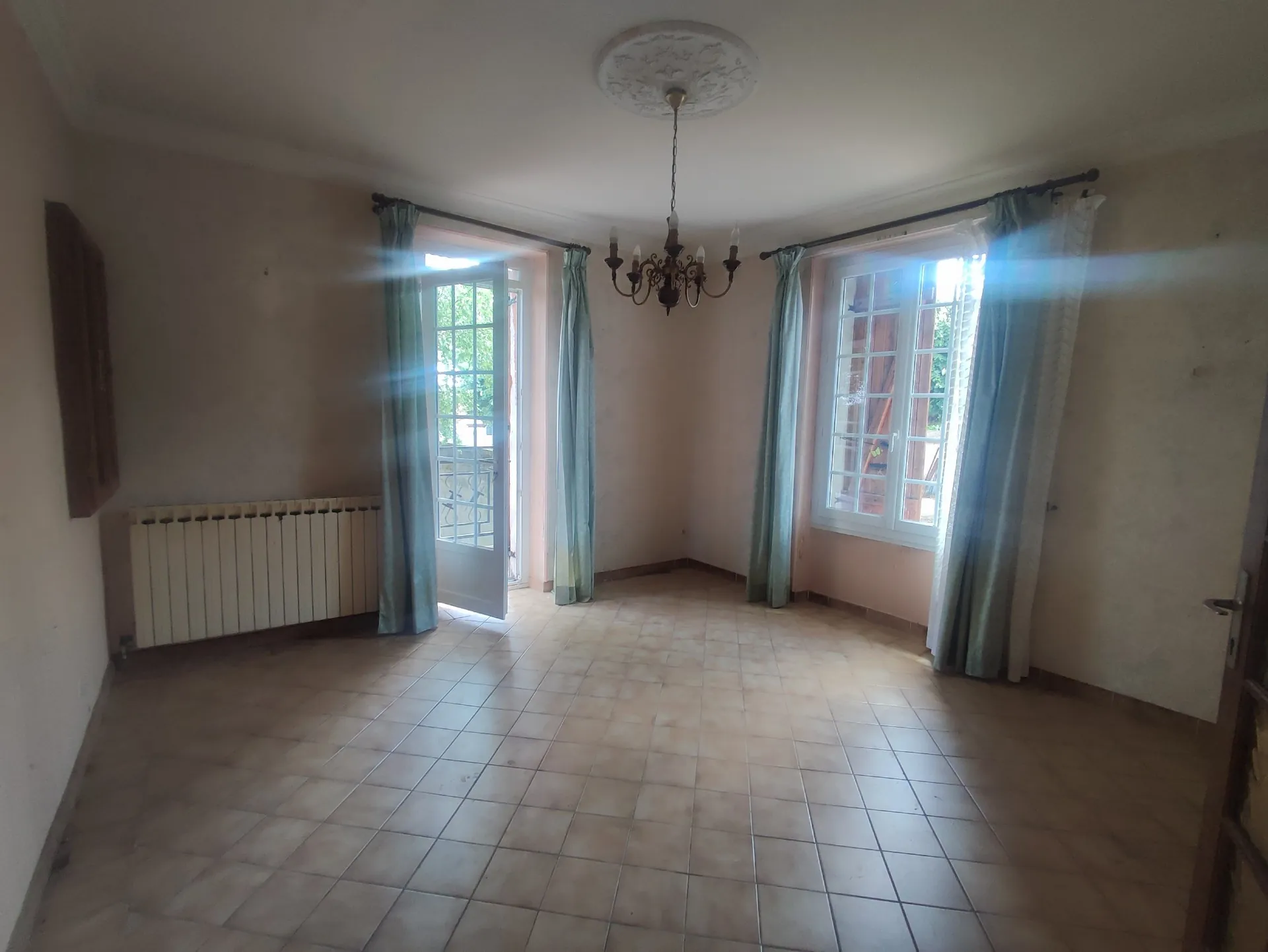Maison à vendre à Varennes-Vauzelles avec 2 chambres, garage et fort potentiel 